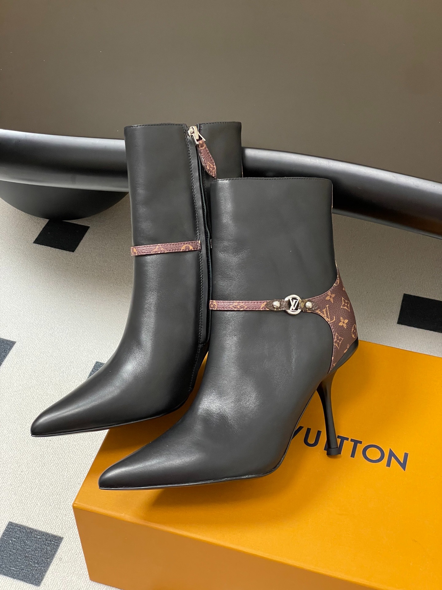 루이비통 신상 스틸레토 스트랩 앵클부츠