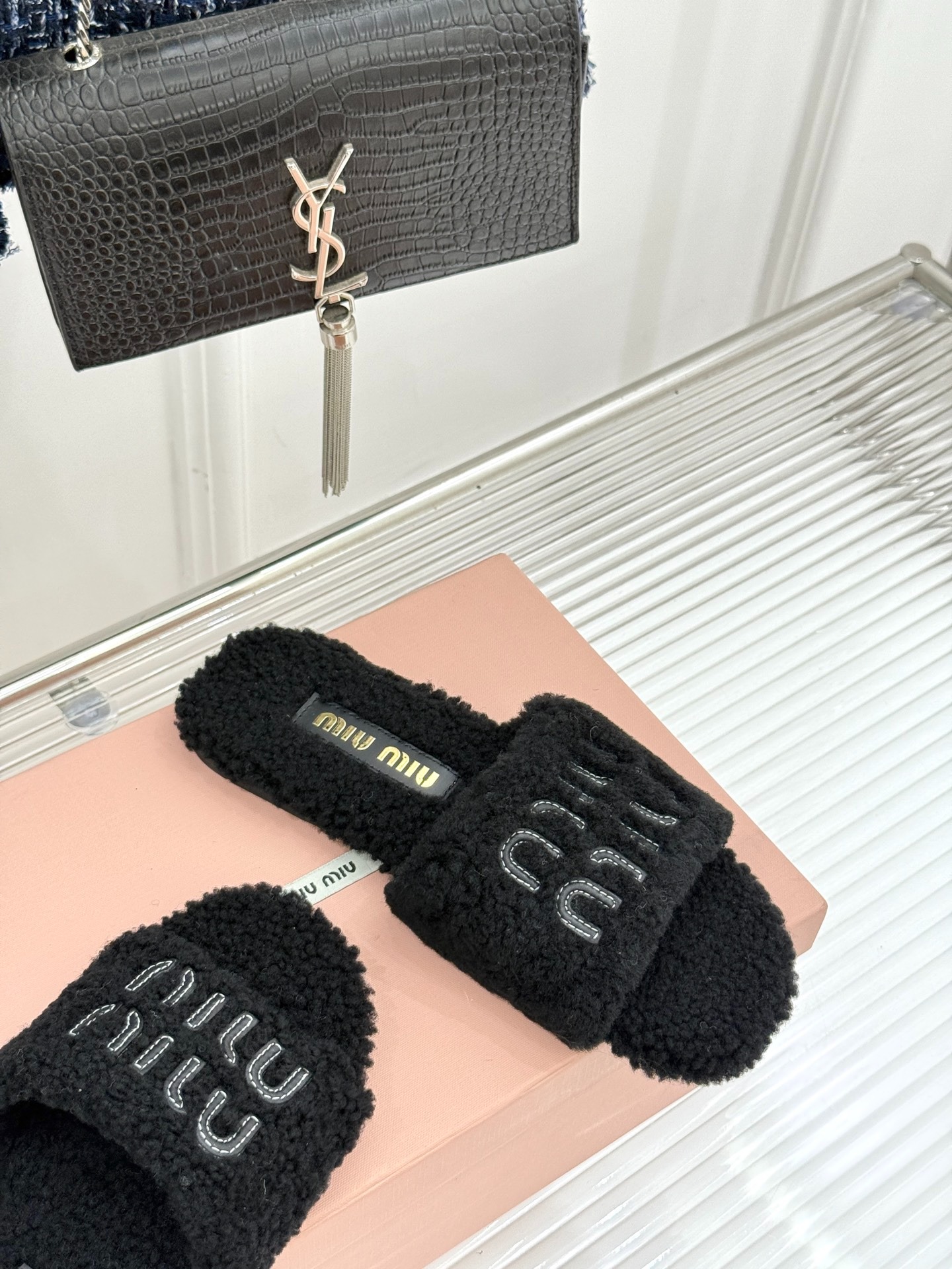 미우미우 25WF 신상 레터링 슬리퍼