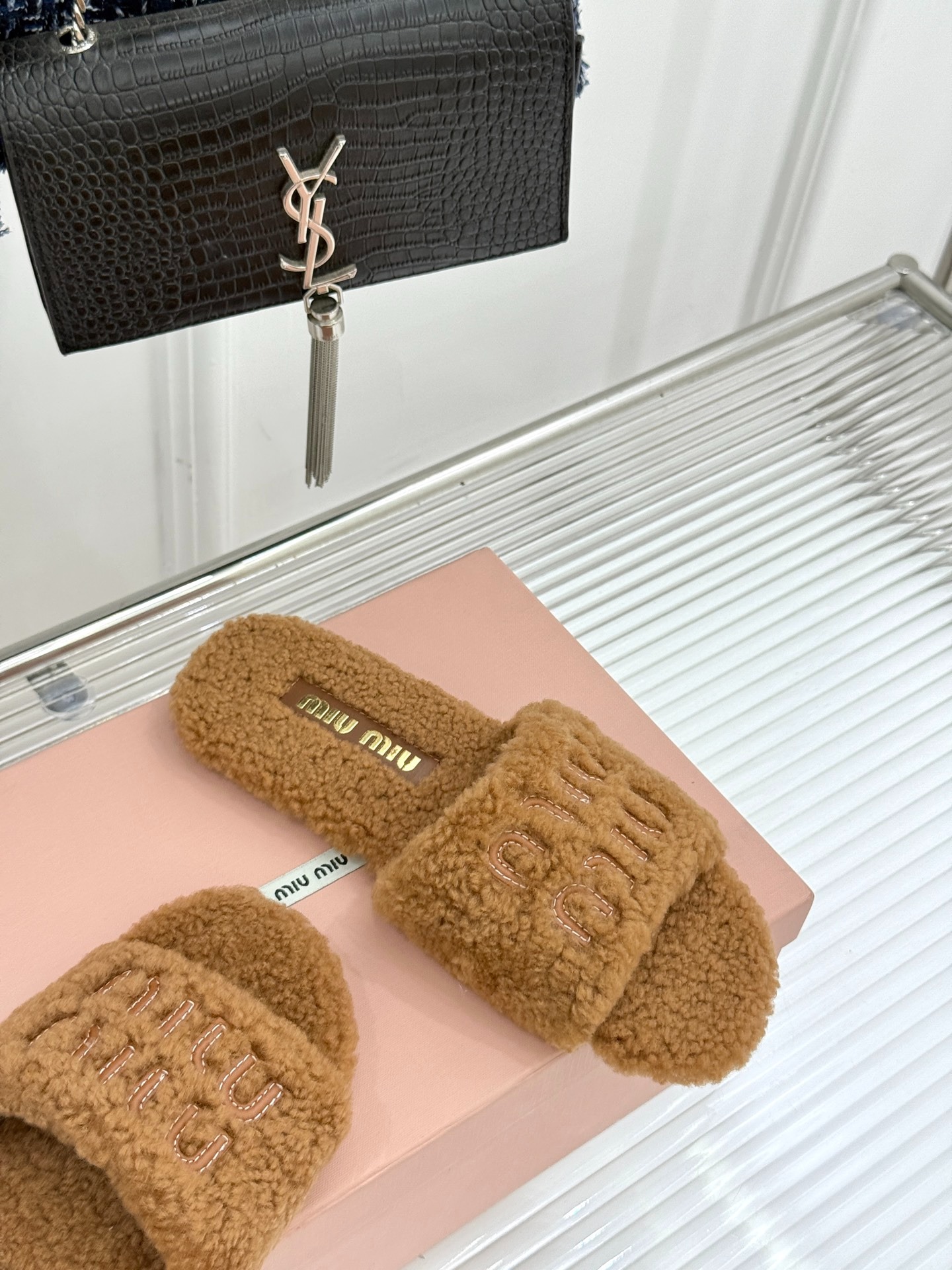 미우미우 25WF 신상 레터링 슬리퍼