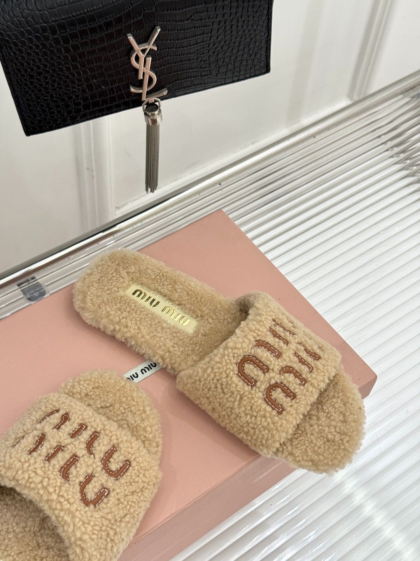 미우미우 25WF 신상 레터링 슬리퍼