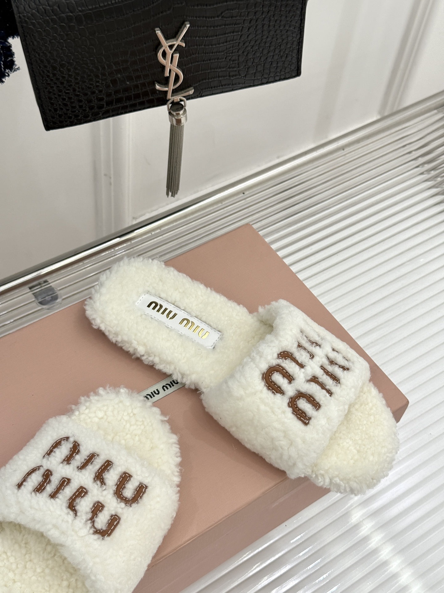 미우미우 25WF 신상 레터링 슬리퍼