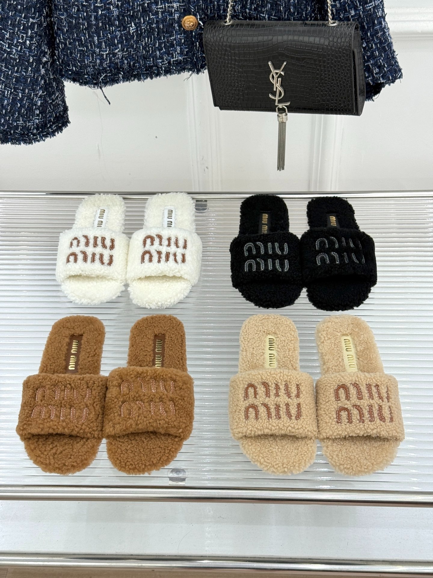 미우미우 25WF 신상 레터링 슬리퍼