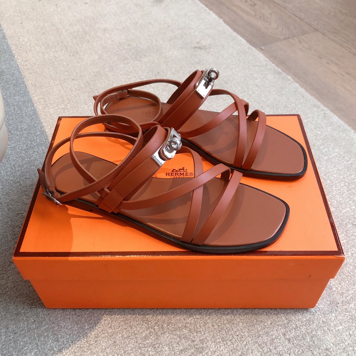 에르메스 25 켈리 버튼 준 샌들