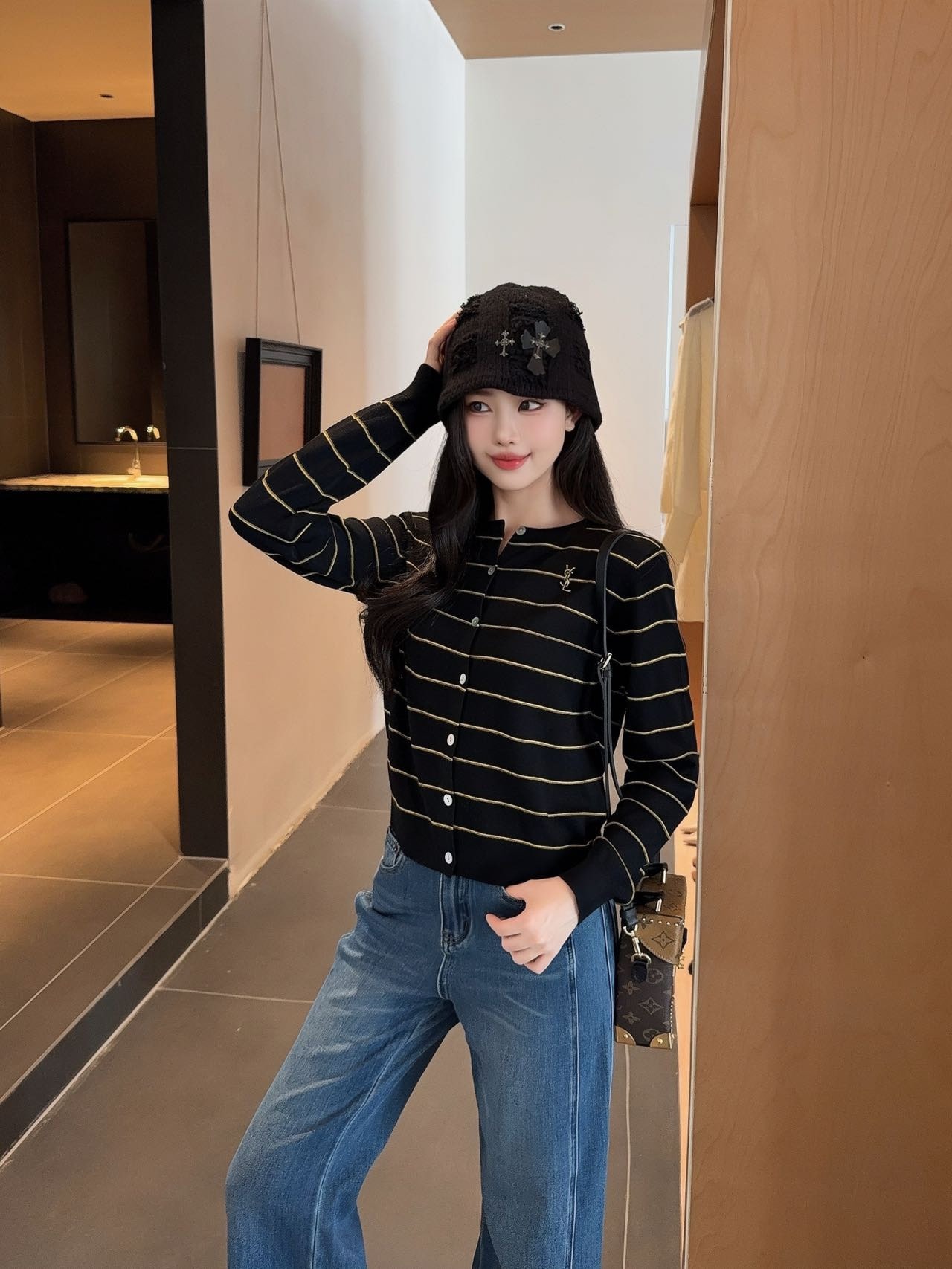 입생로랑 클래식 브로치 니트 가디건