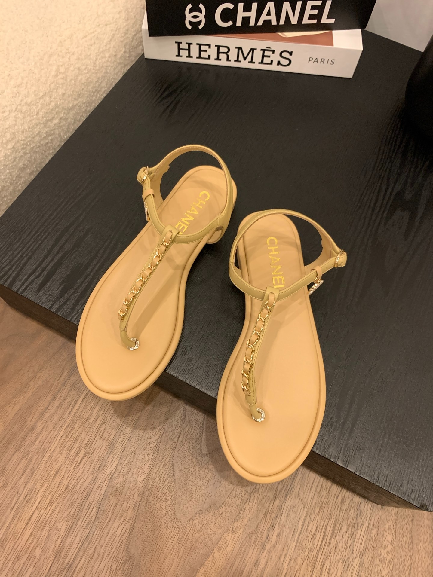 샤넬 25 신상 체인 조리 슬리퍼