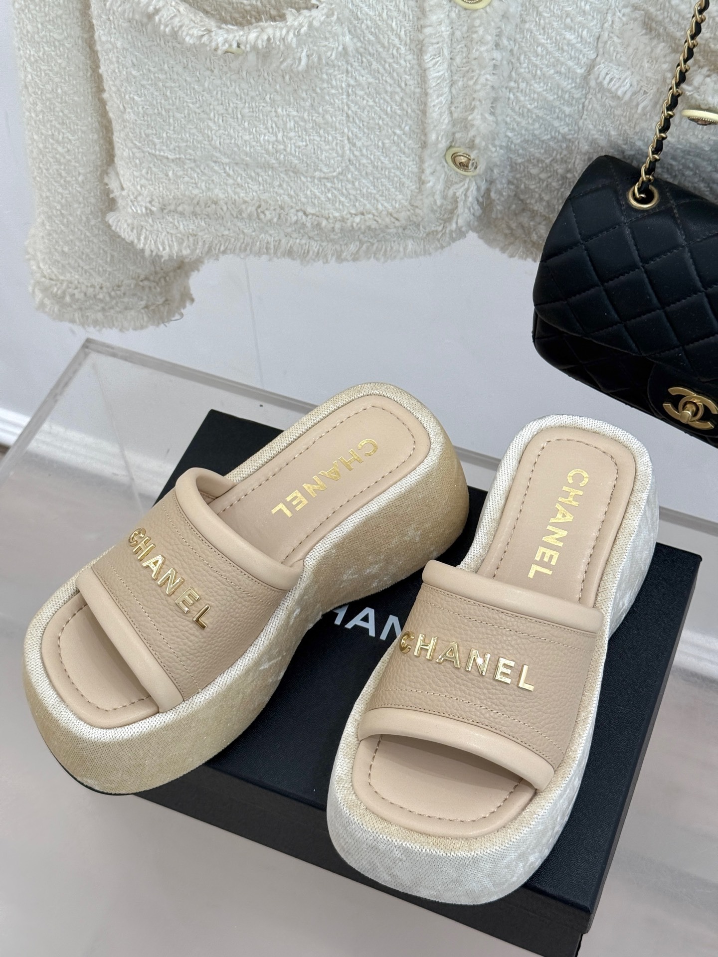 샤넬 25C 신상품 레터링 통굽 슬리퍼