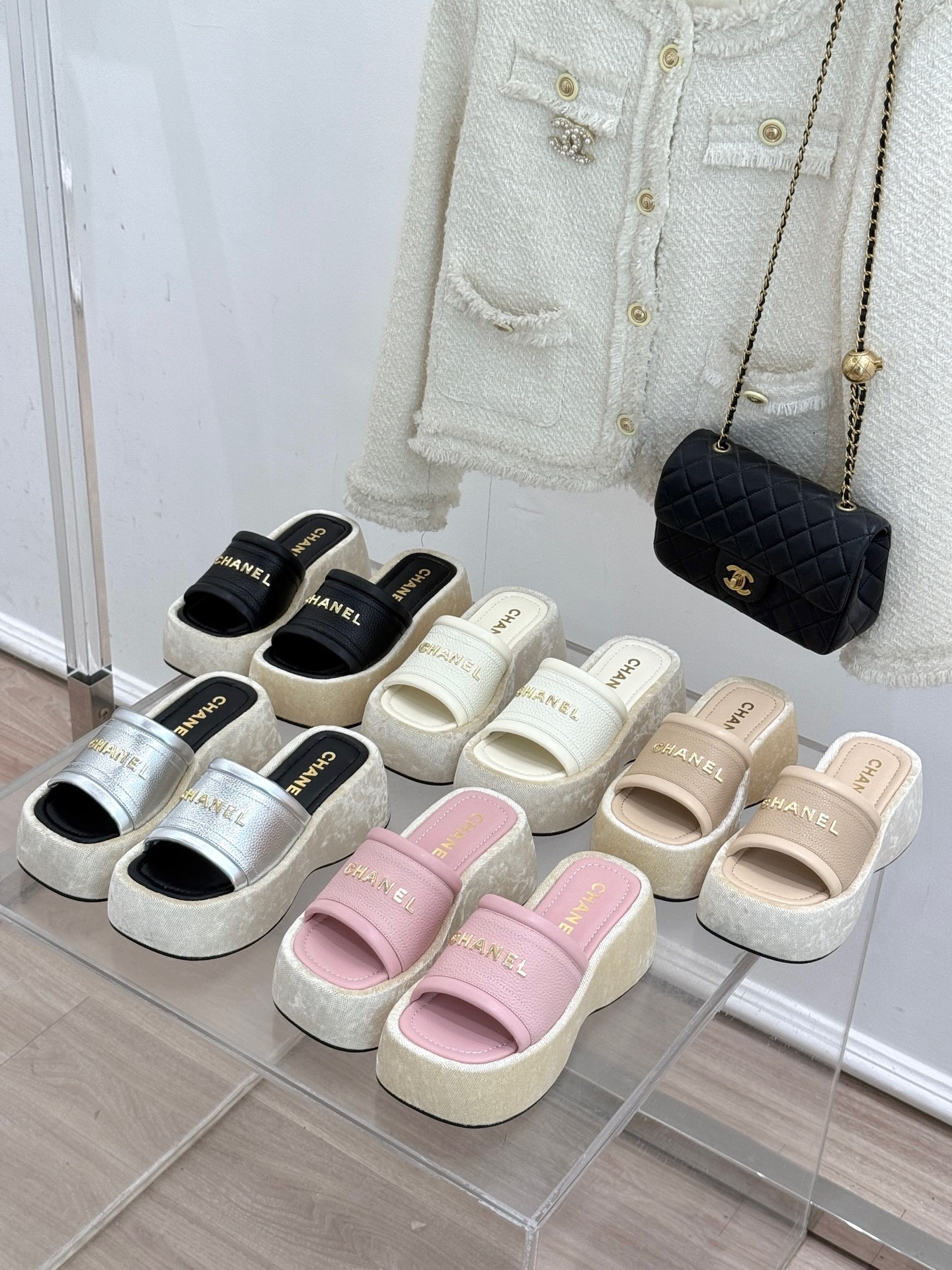샤넬 25C 신상품 레터링 통굽 슬리퍼