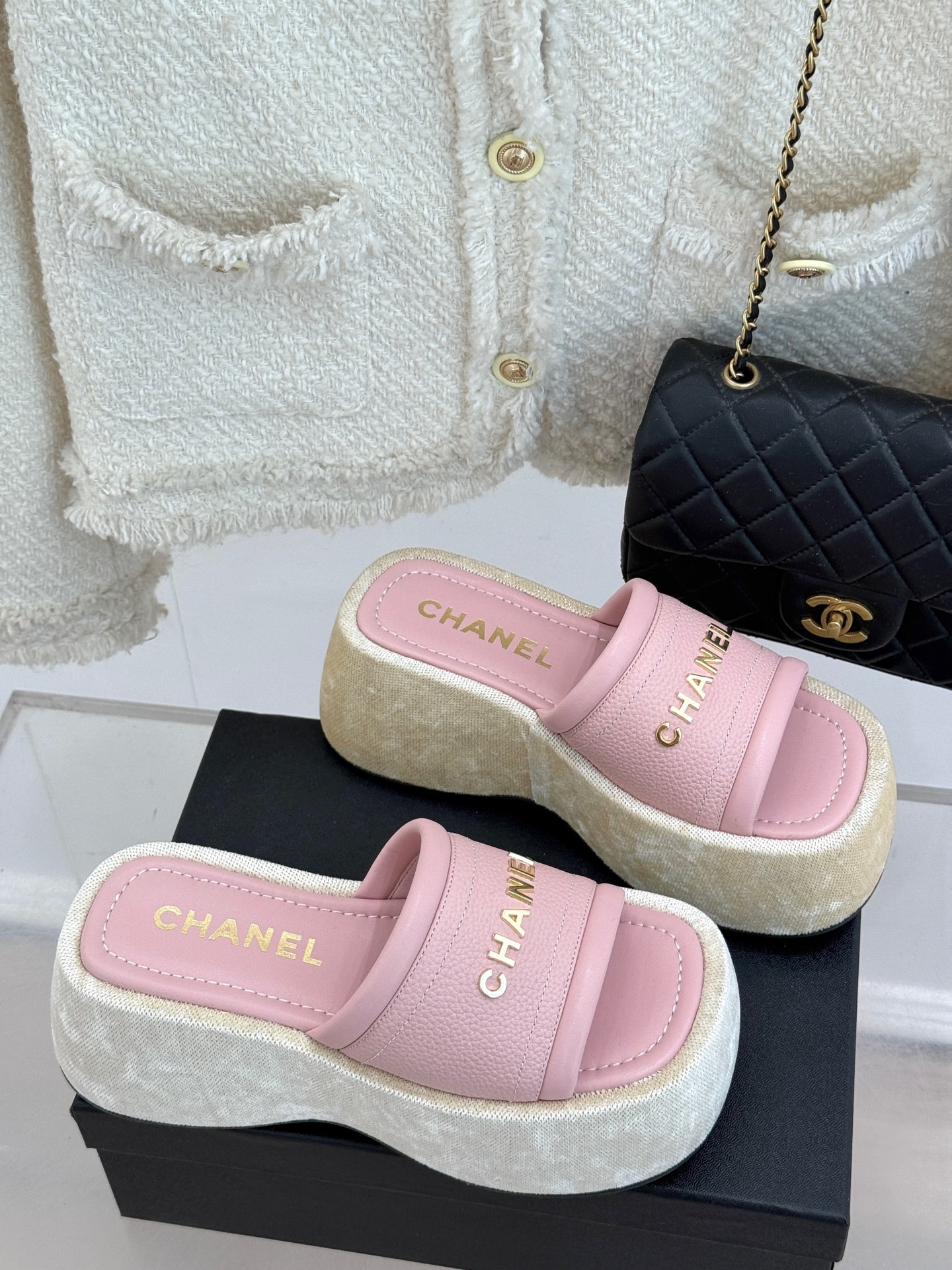샤넬 25C 신상품 레터링 통굽 슬리퍼