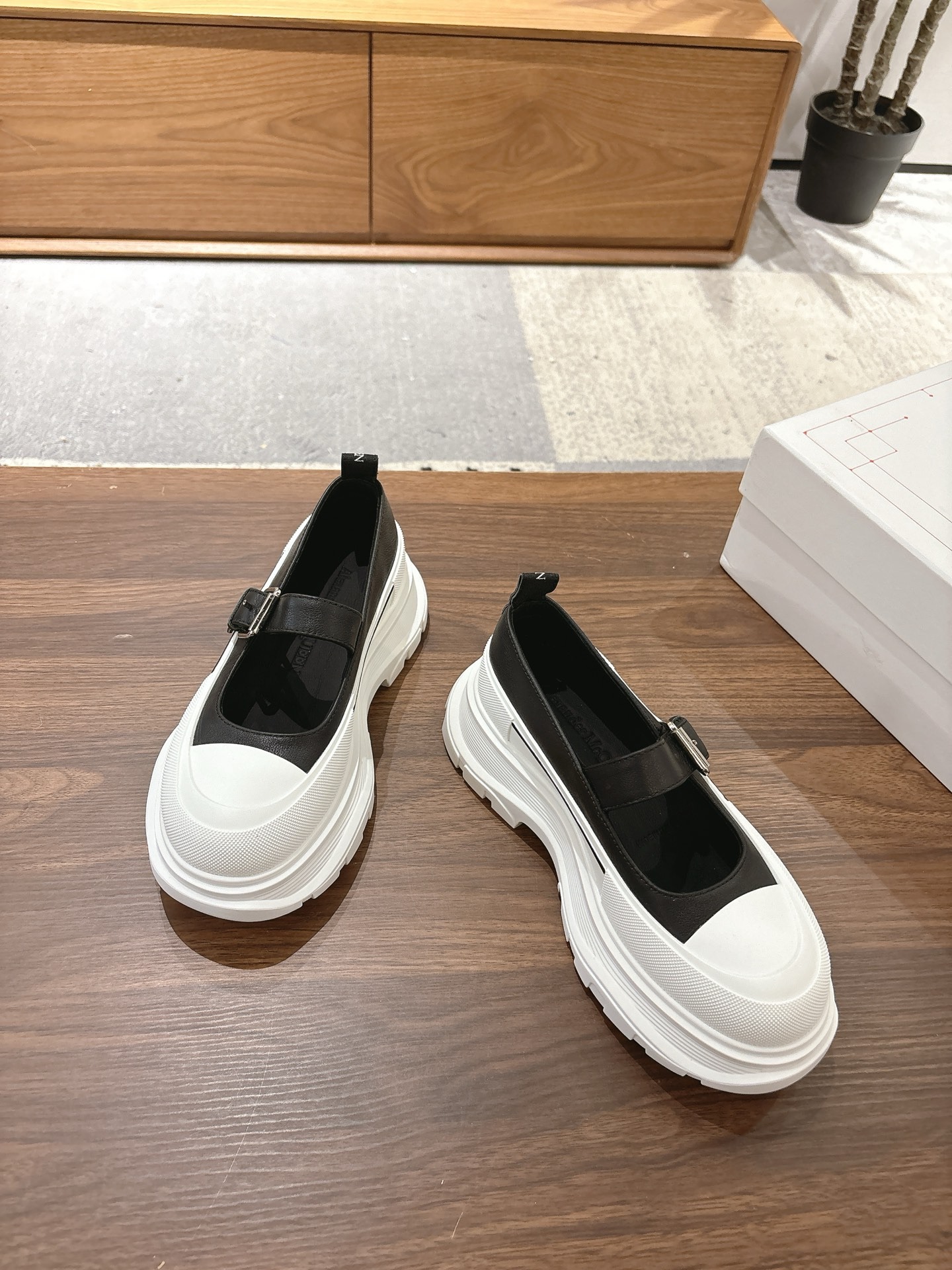 알로산더맥퀸 뉴 캔버스라인 통굽 플랫폼