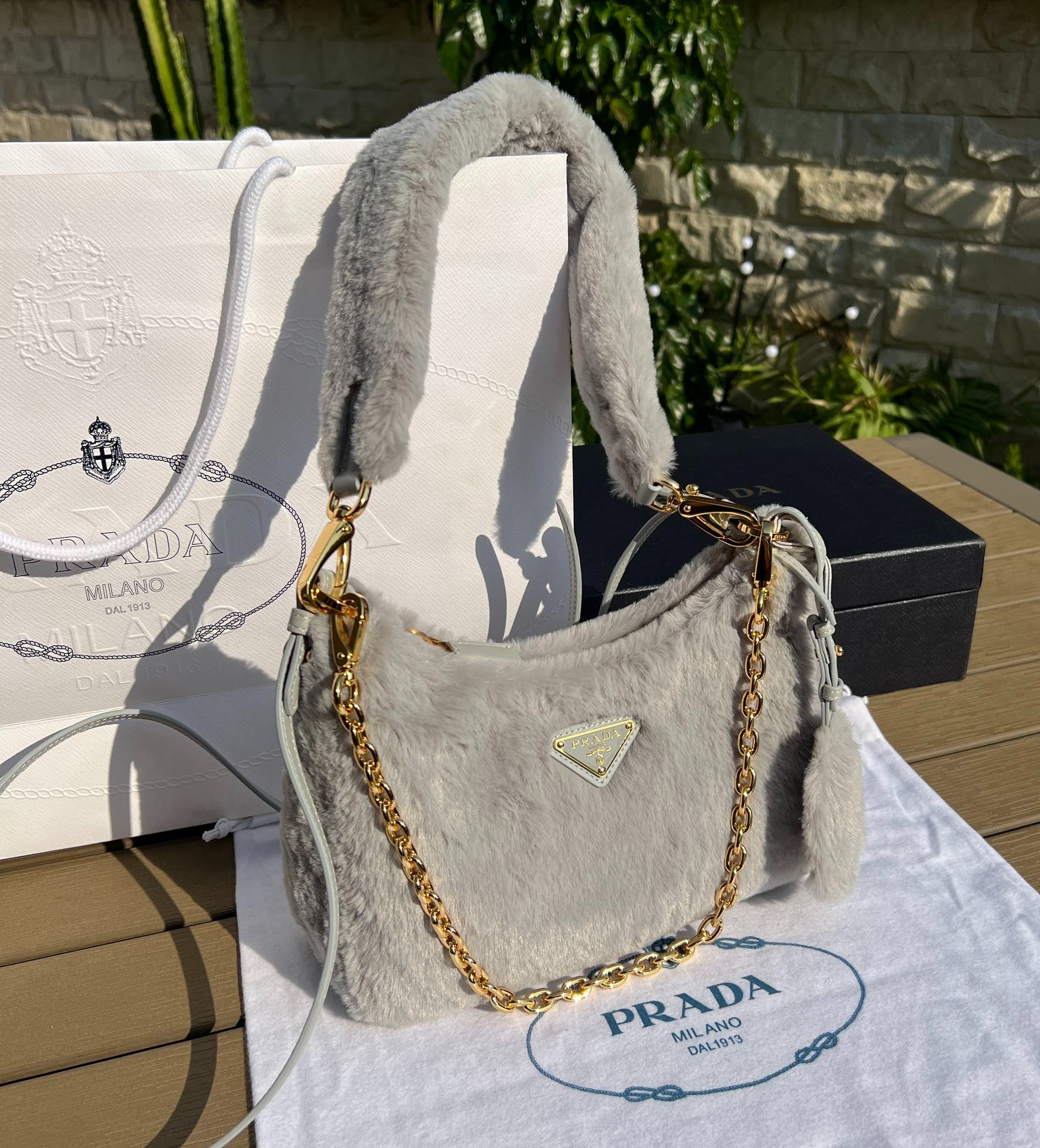 프라다 리에디션 시어링 백