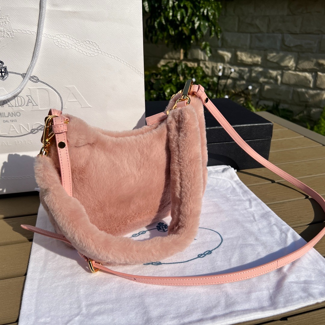 프라다 리에디션 시어링 백