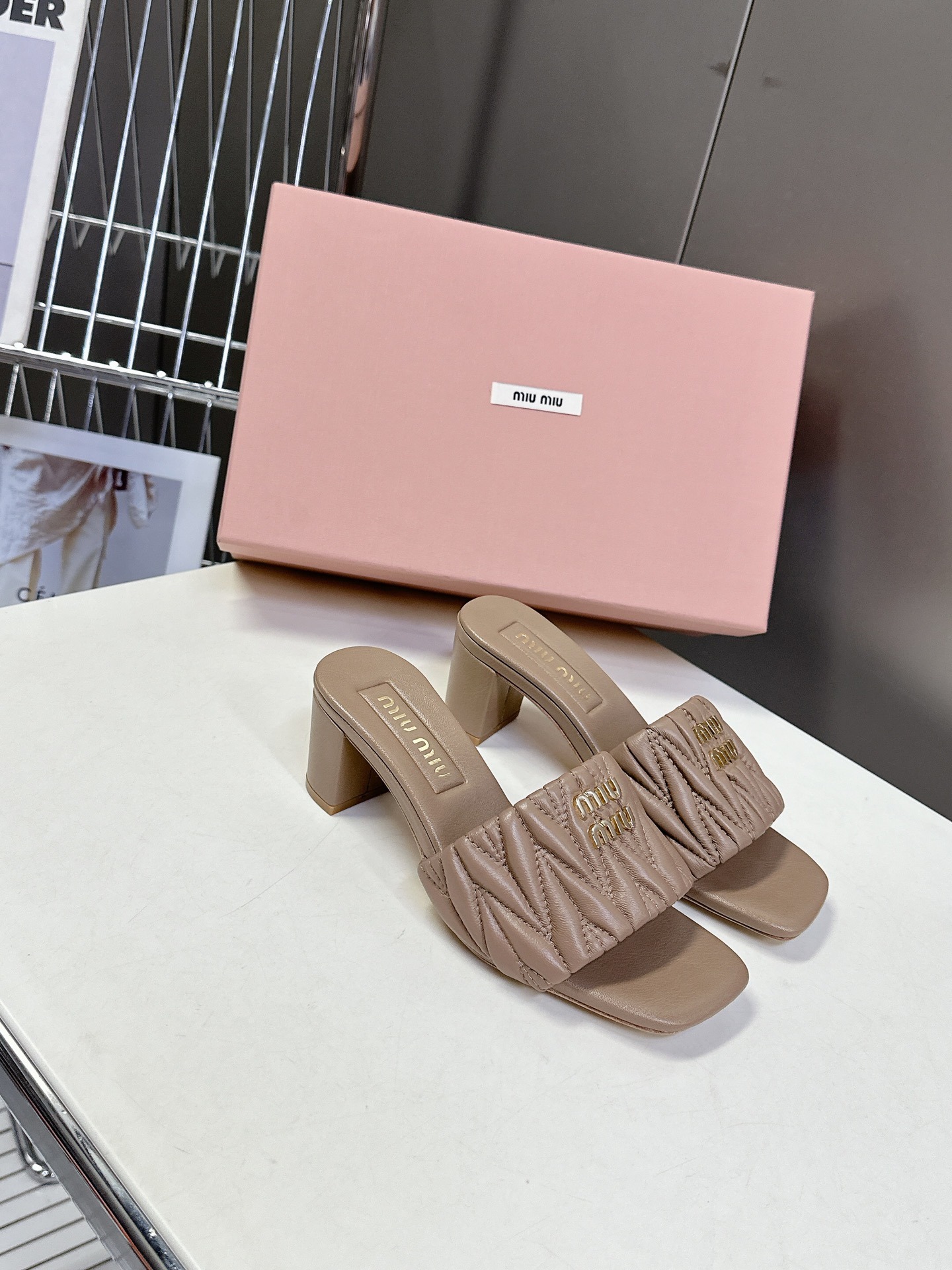 미우미우 봄여름 패션 슬리퍼