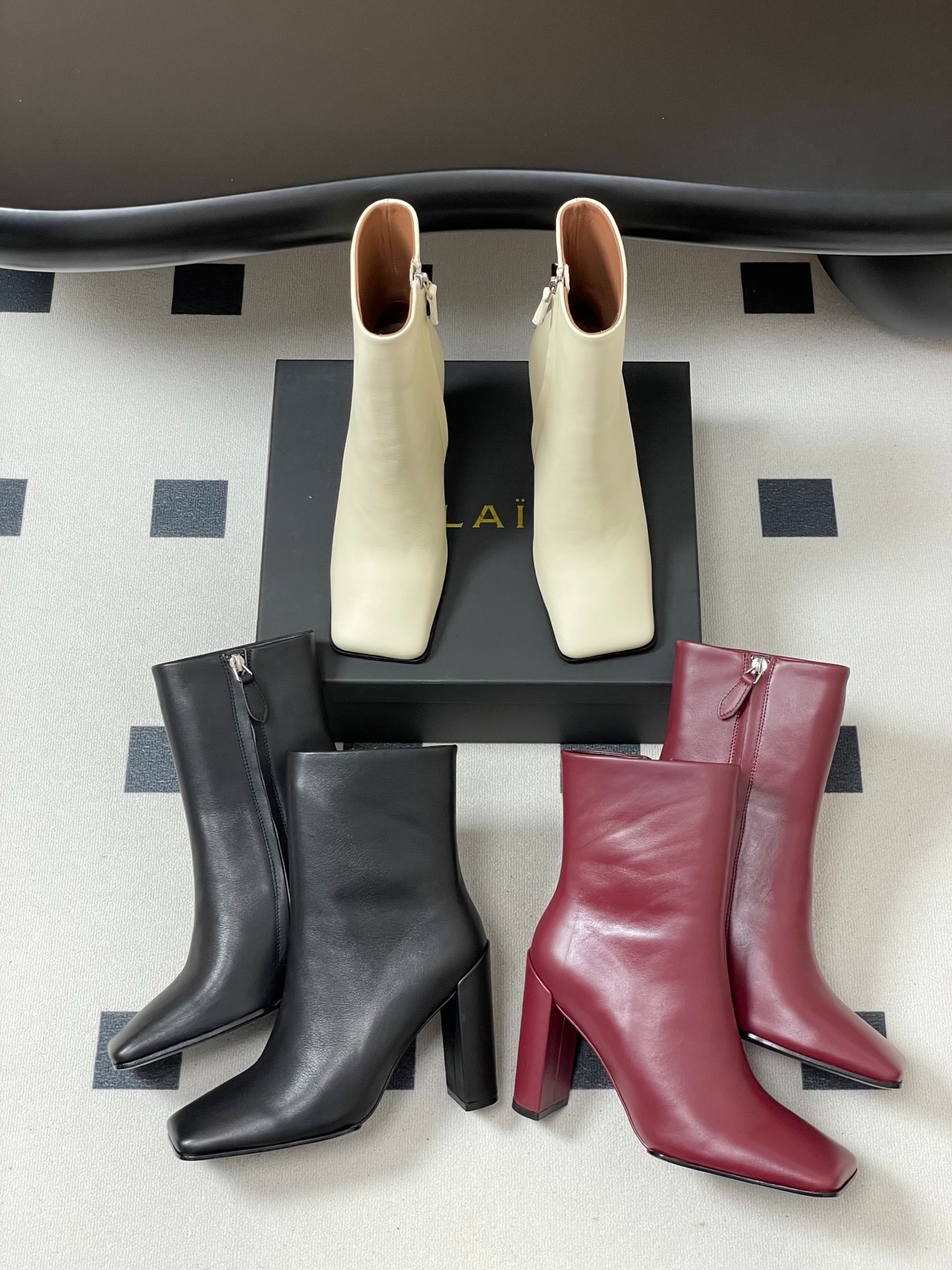 알라이아 미니멀 스퀘어 앵클부츠