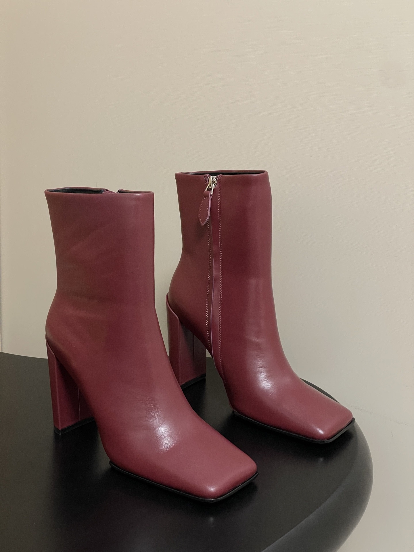 알라이아 미니멀 스퀘어 앵클부츠