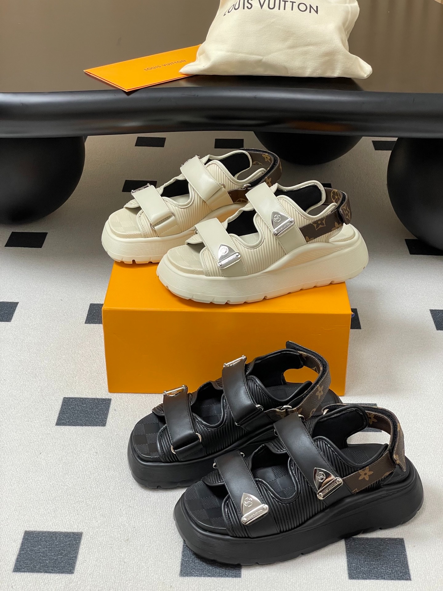 루이비통 컴포트 벨크로 통굽 샌들