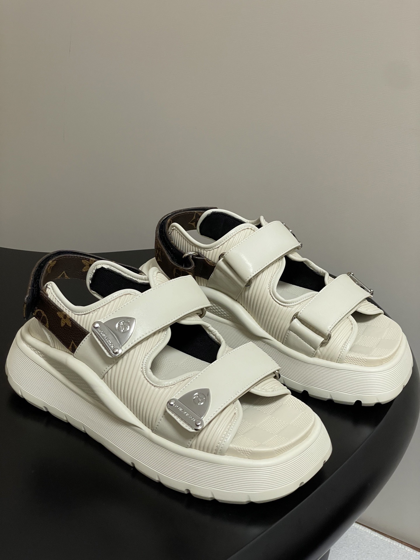 루이비통 컴포트 벨크로 통굽 샌들