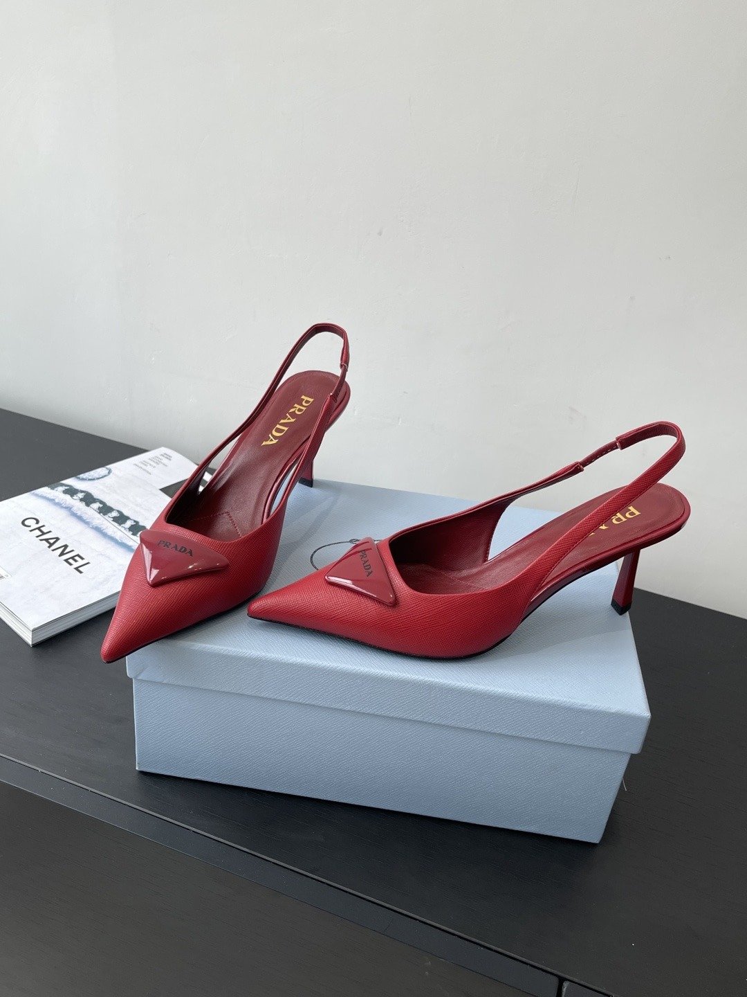 프라다 신상 삼각로고 스틸레토 힐