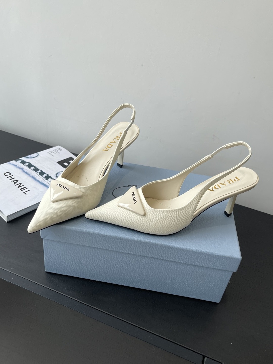 프라다 신상 삼각로고 스틸레토 힐