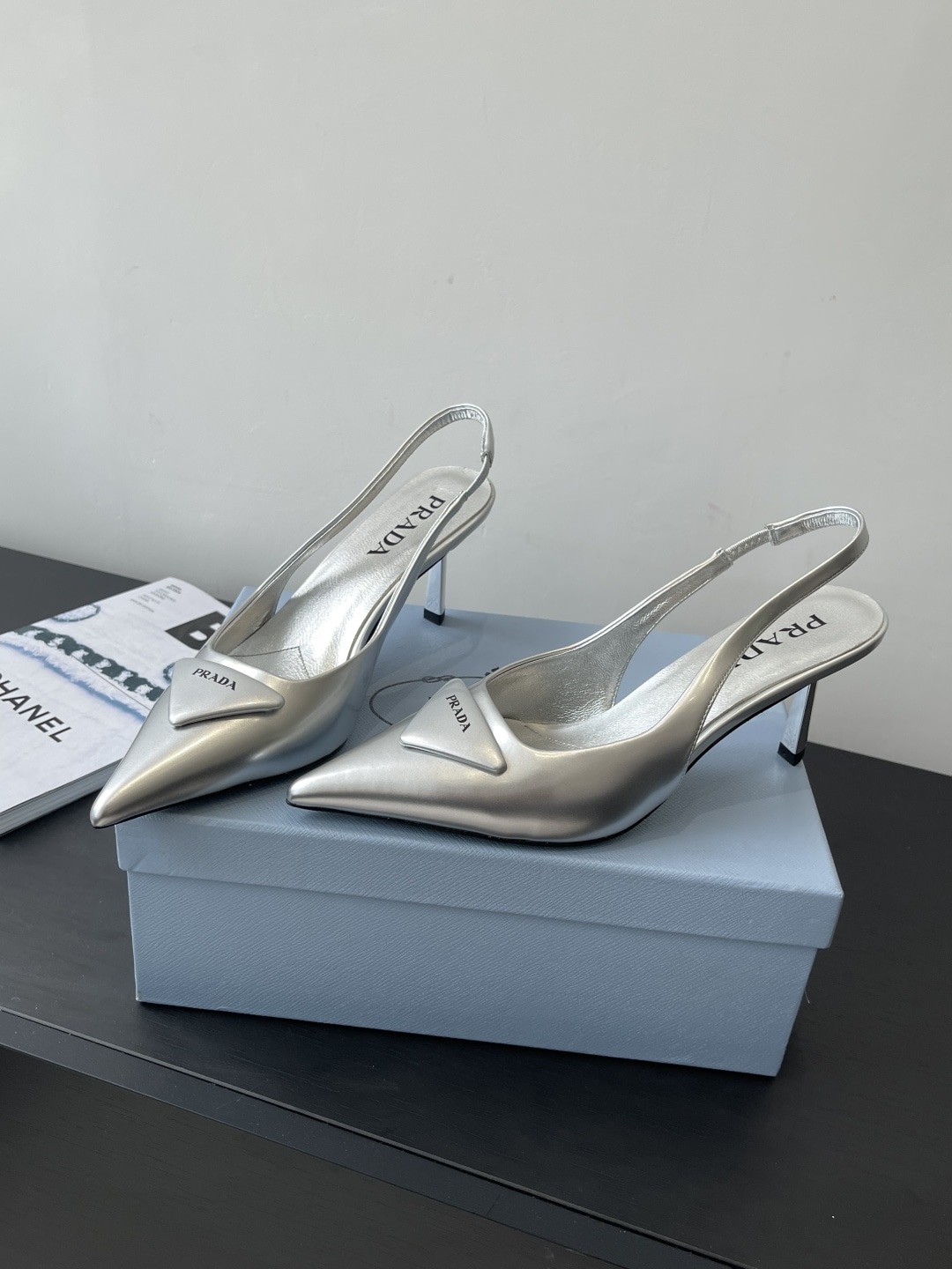 프라다 신상 삼각로고 스틸레토 힐