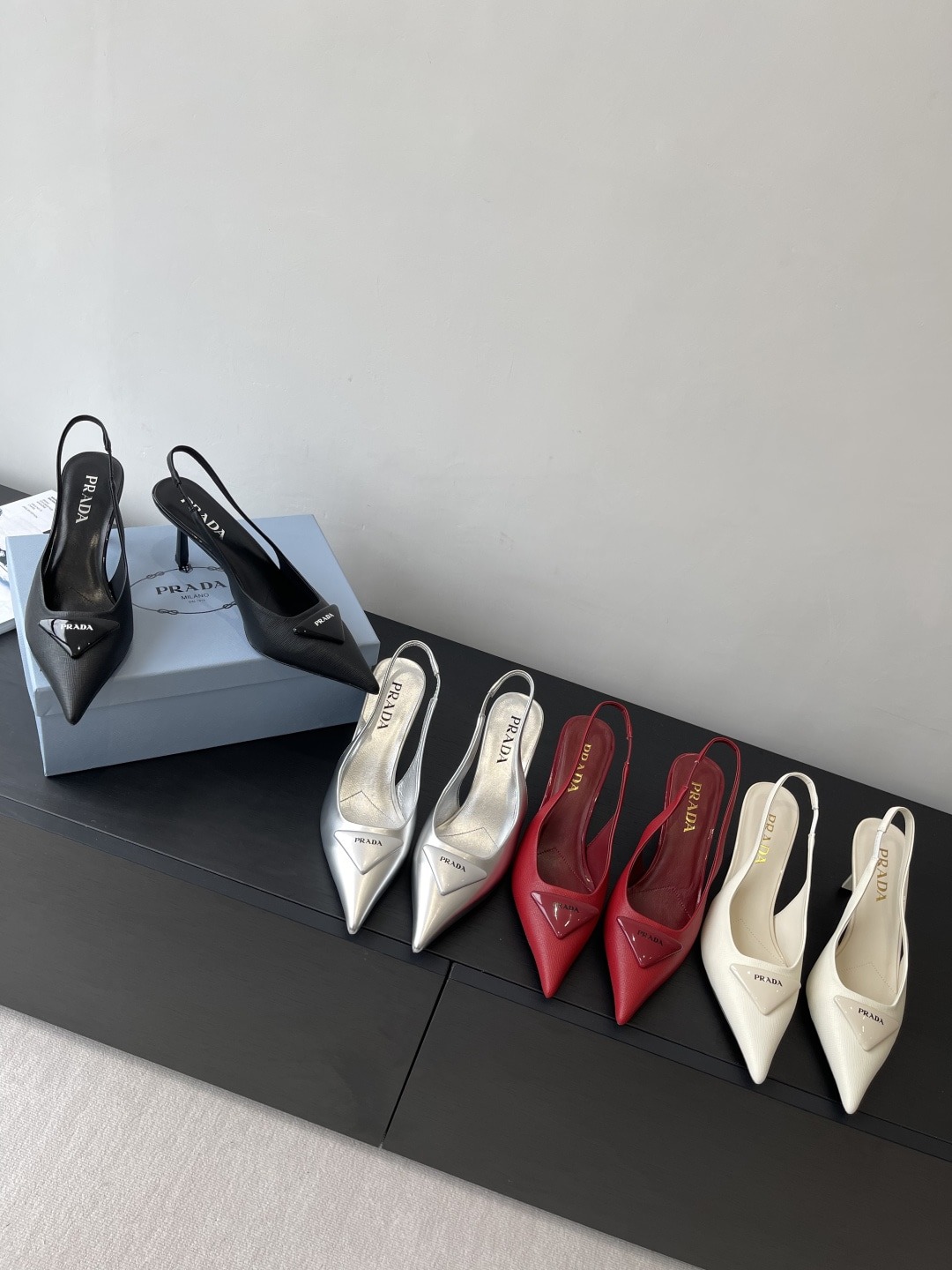 프라다 신상 삼각로고 스틸레토 힐