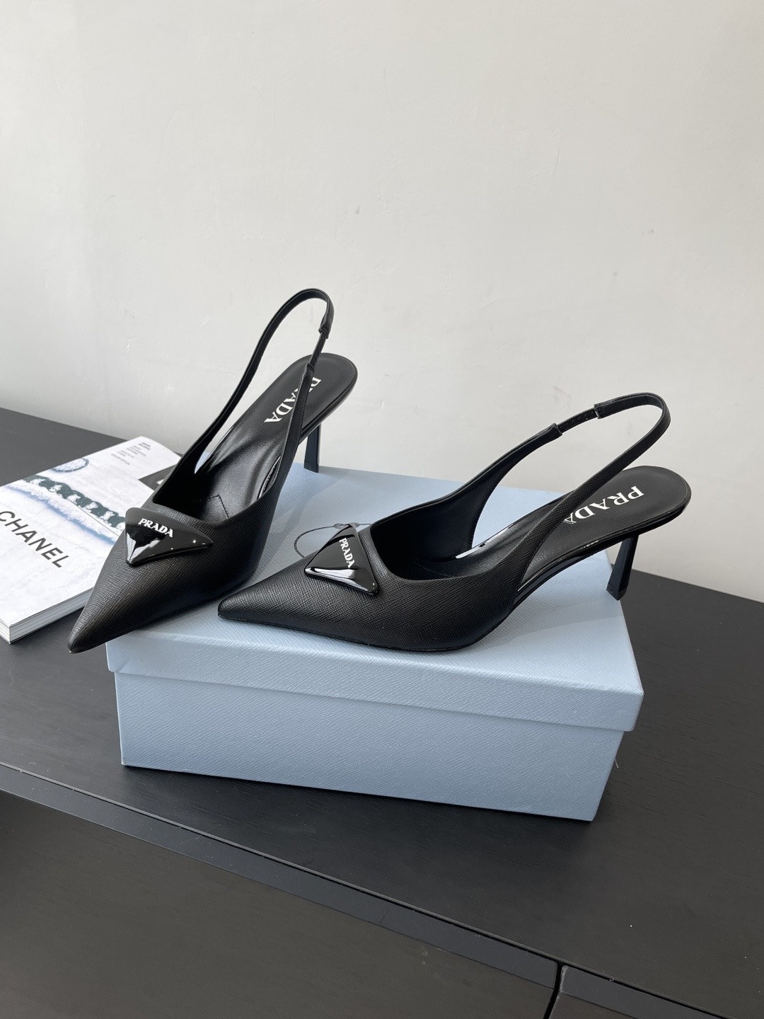 프라다 신상 삼각로고 스틸레토 힐