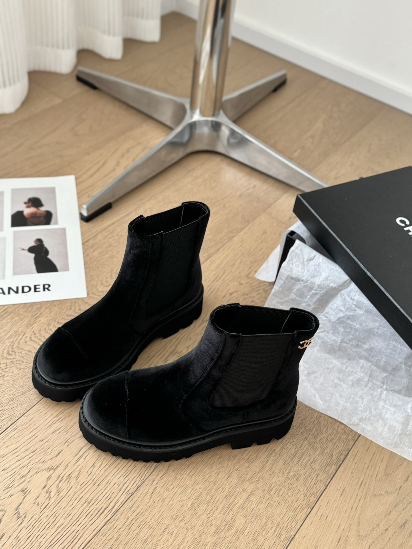 샤넬 25B 신상 통굽 밴딩 앵클부츠