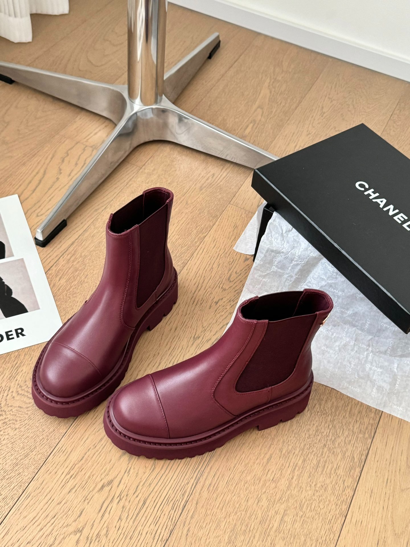 샤넬 25B 신상 통굽 밴딩 앵클부츠