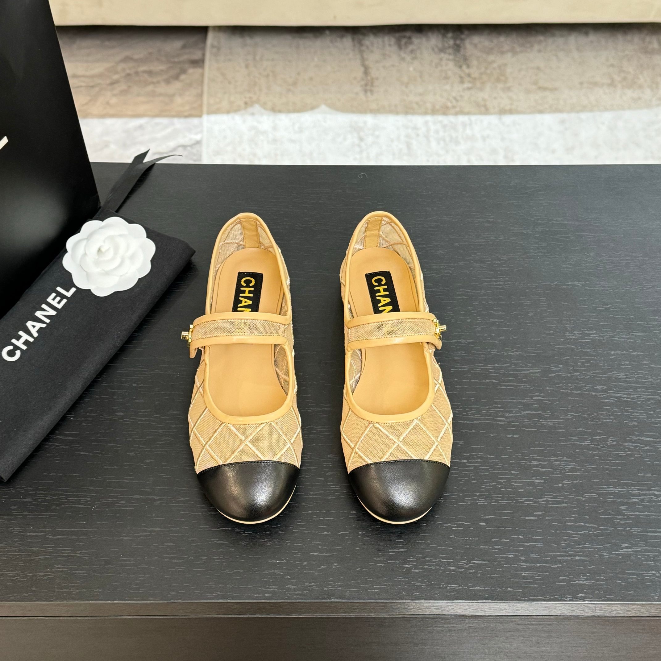 샤넬 25ss 봄 여름 자수 포인트 발레 슈즈