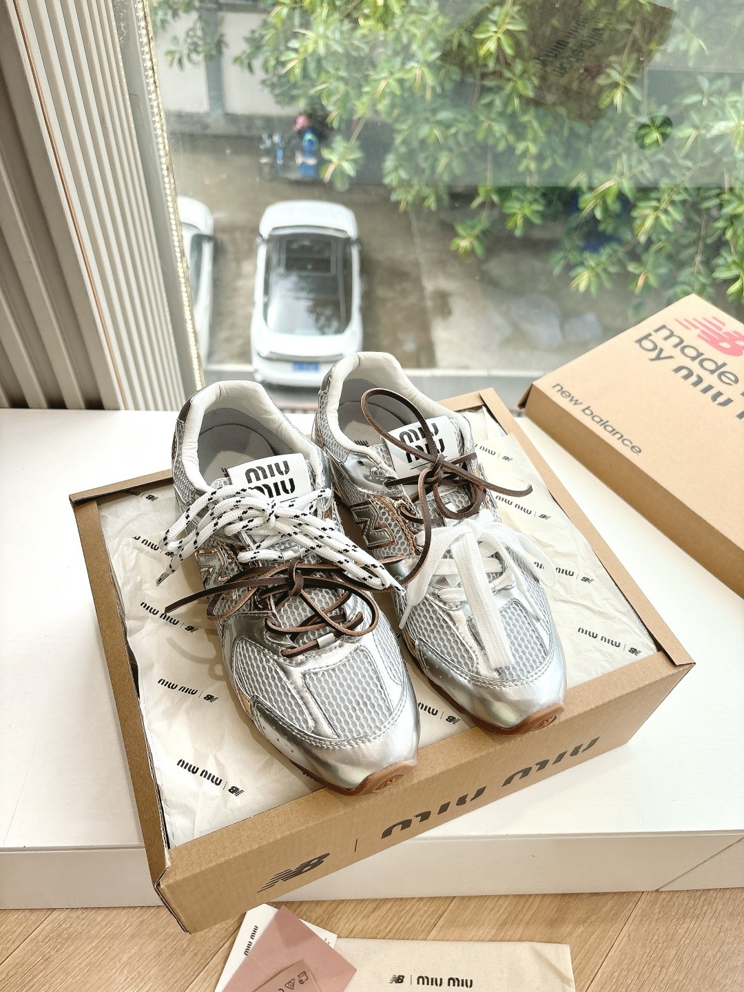 미우미우&뉴*란스 콜라보 메일라드 배색 트레이닝화