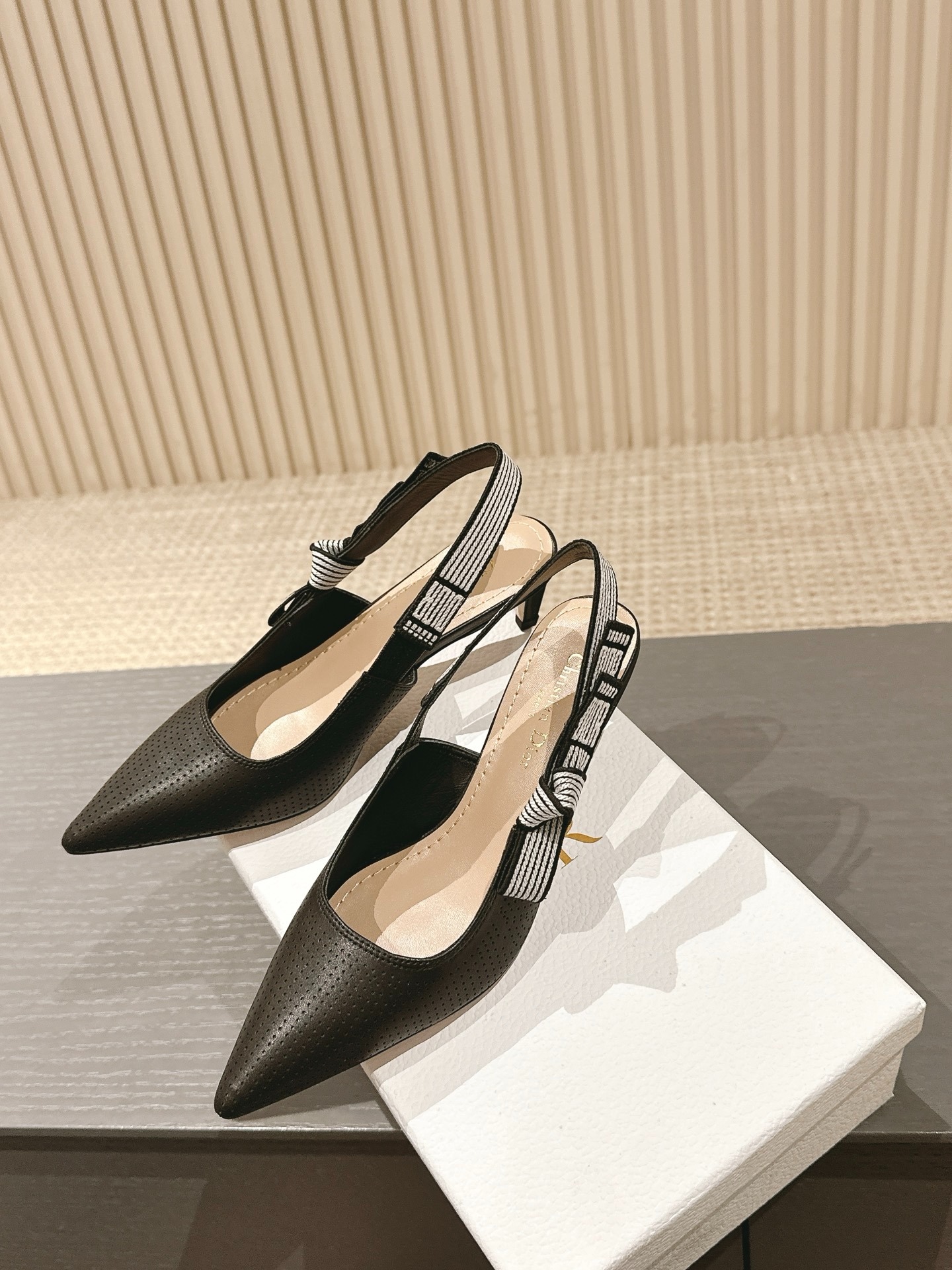 디올 25 신상 스트랩 백 샌들