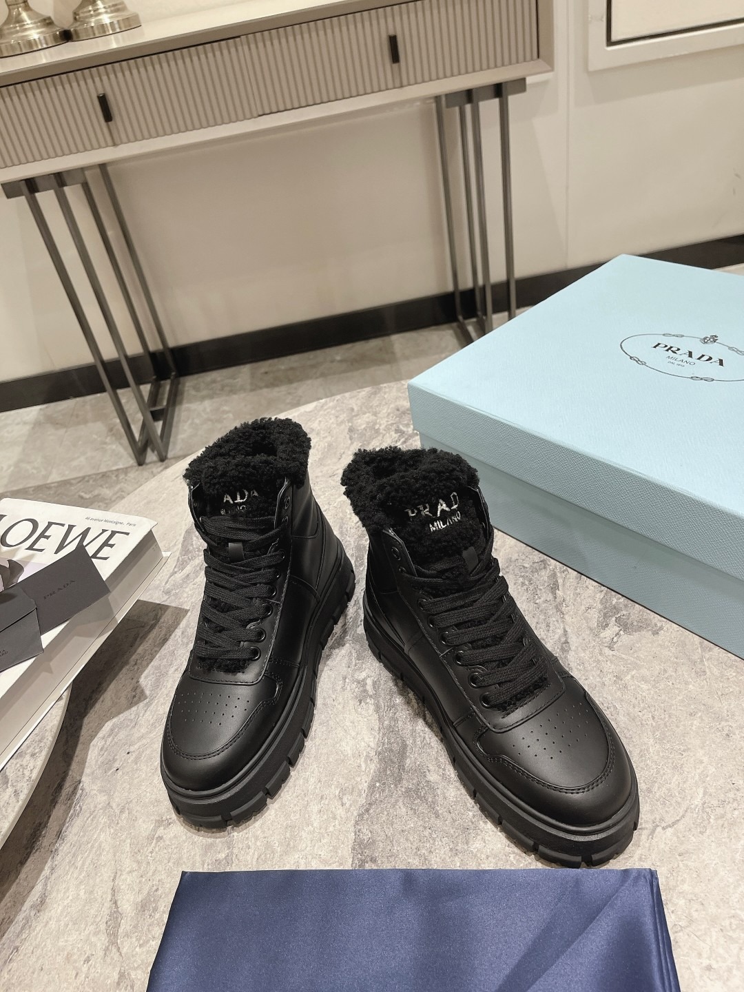 프라다 신상 통굽 앵클워커 부츠