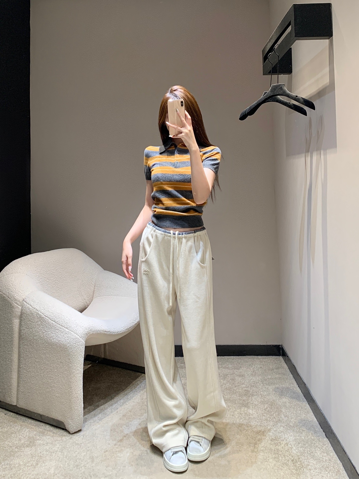 미우미우 25Fw 신상 아플리케 타월 캐주얼 바지