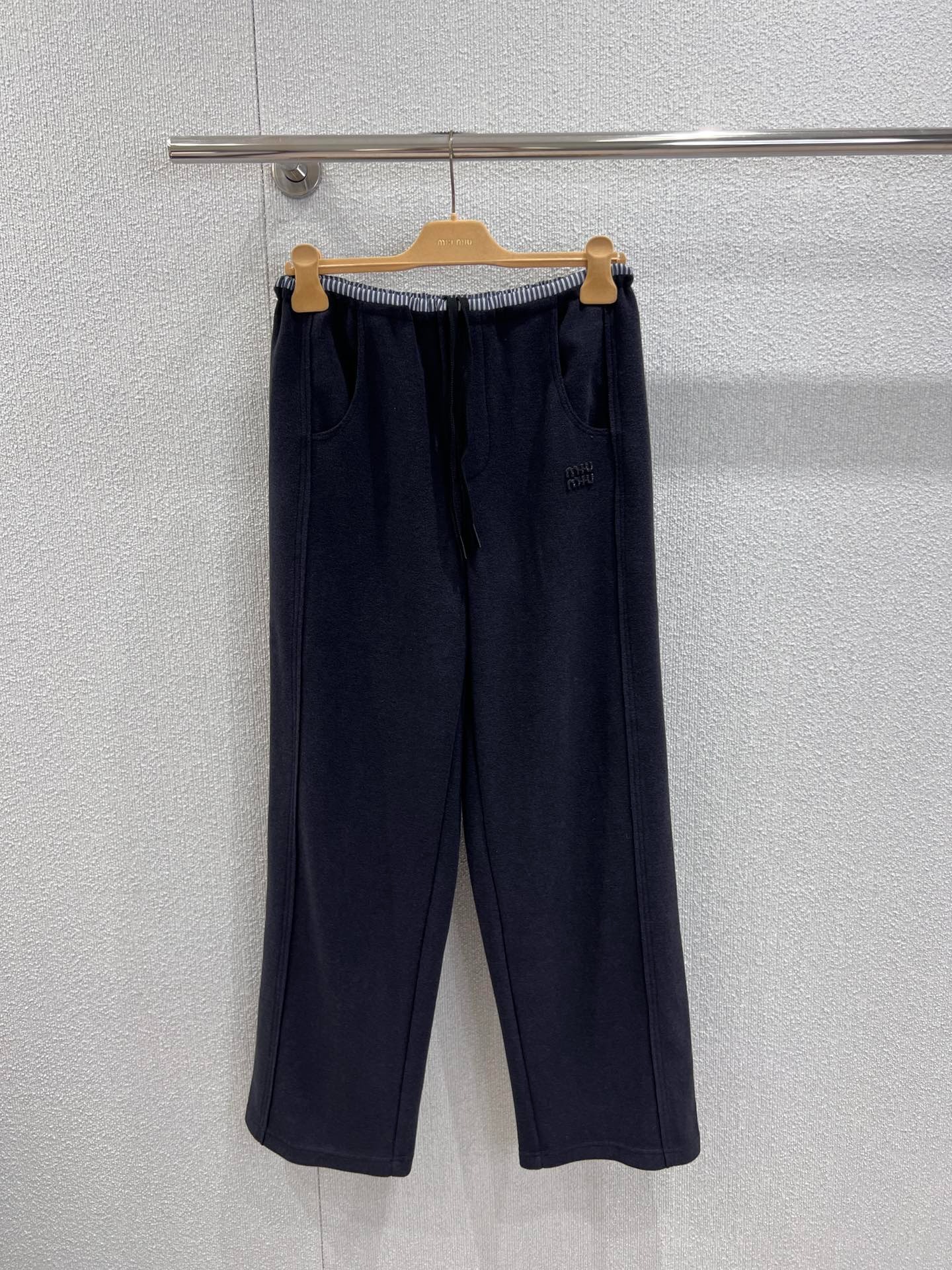 미우미우 25Fw 신상 아플리케 타월 캐주얼 바지