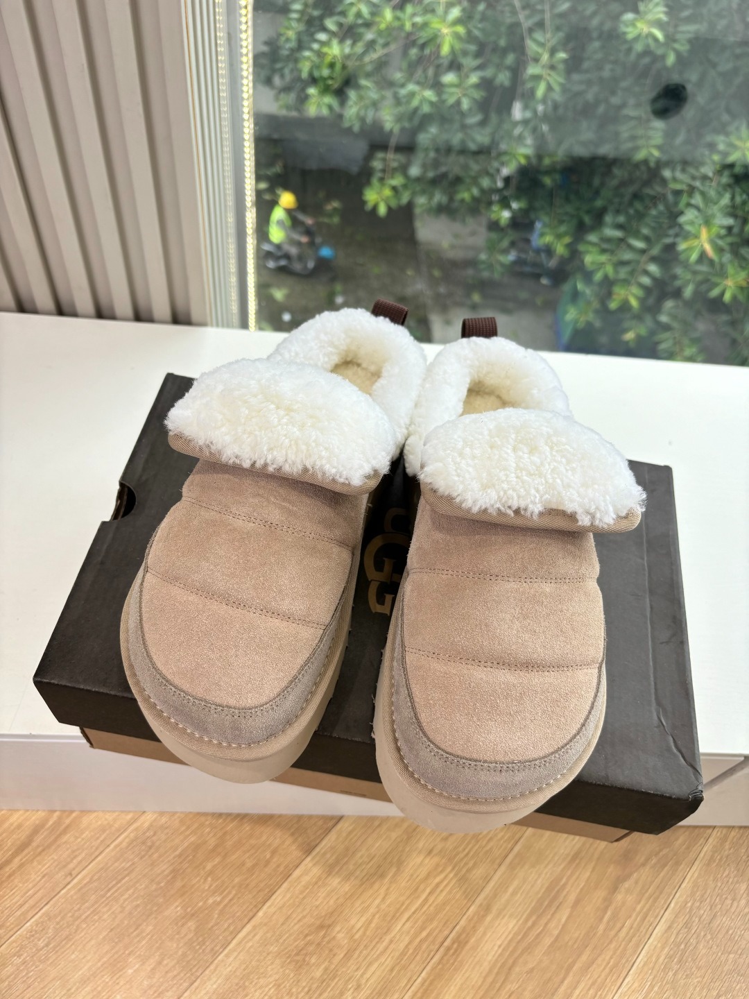 어그 신상 가죽 슬리퍼 통굽 스니커즈