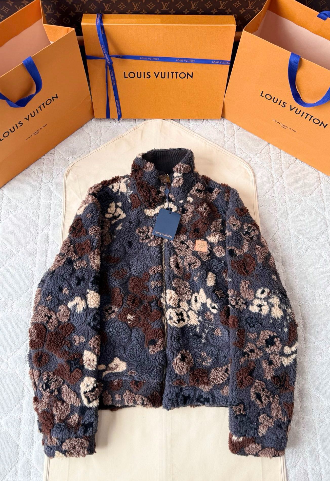 루이비통 신상 자카드 푸들 양면 아우터