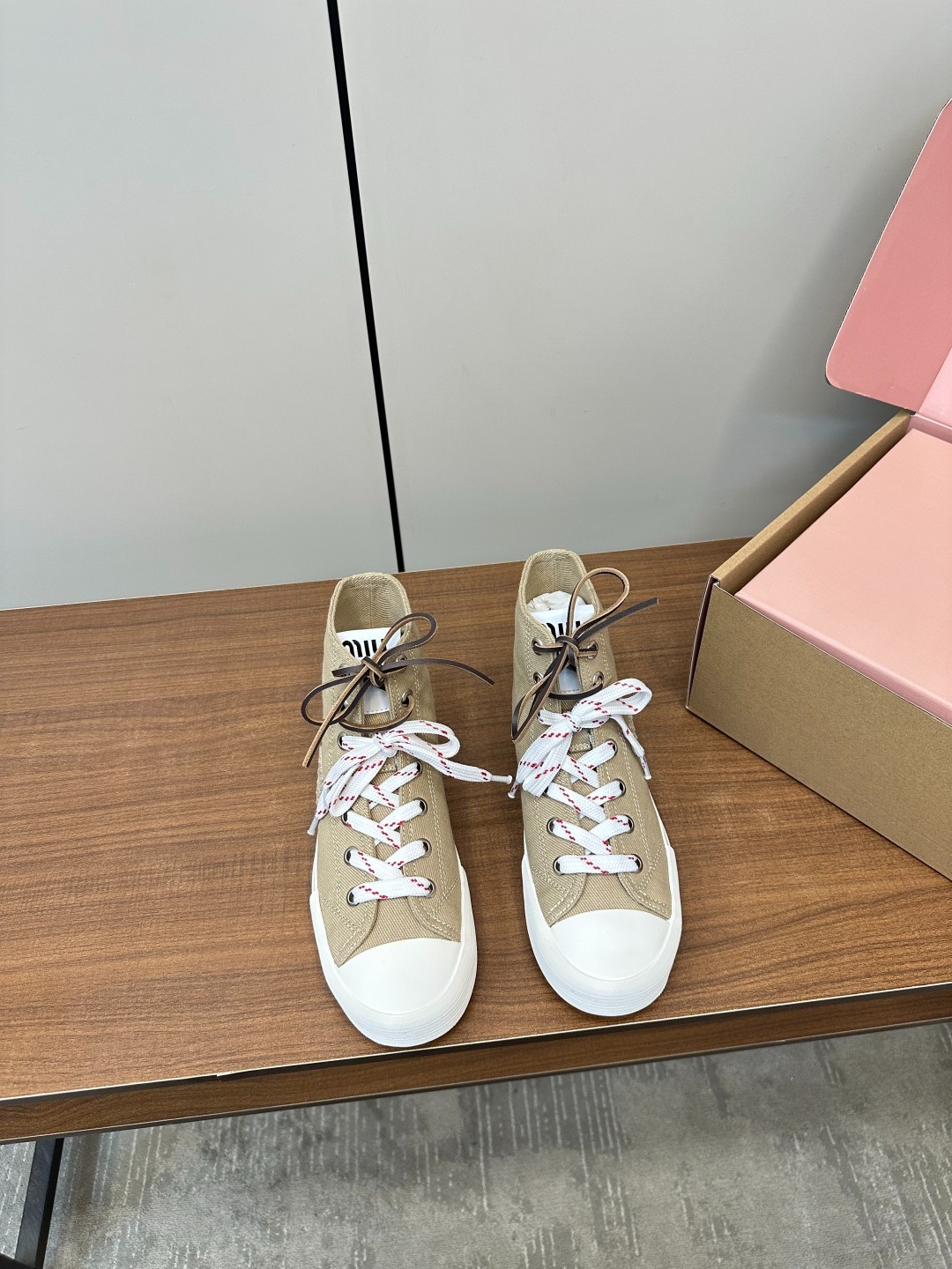 미우미우 2025 신상 자수 슬립온