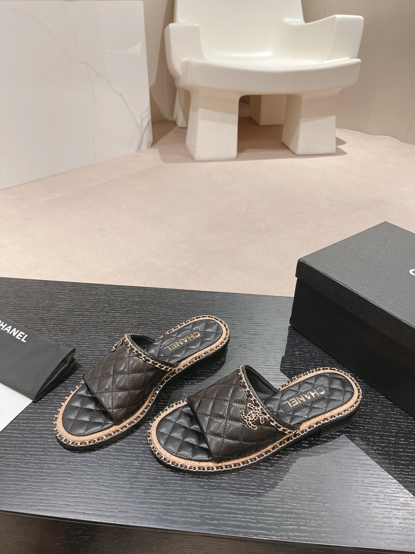샤넬 슬립온 체인 퀼팅 슬리퍼