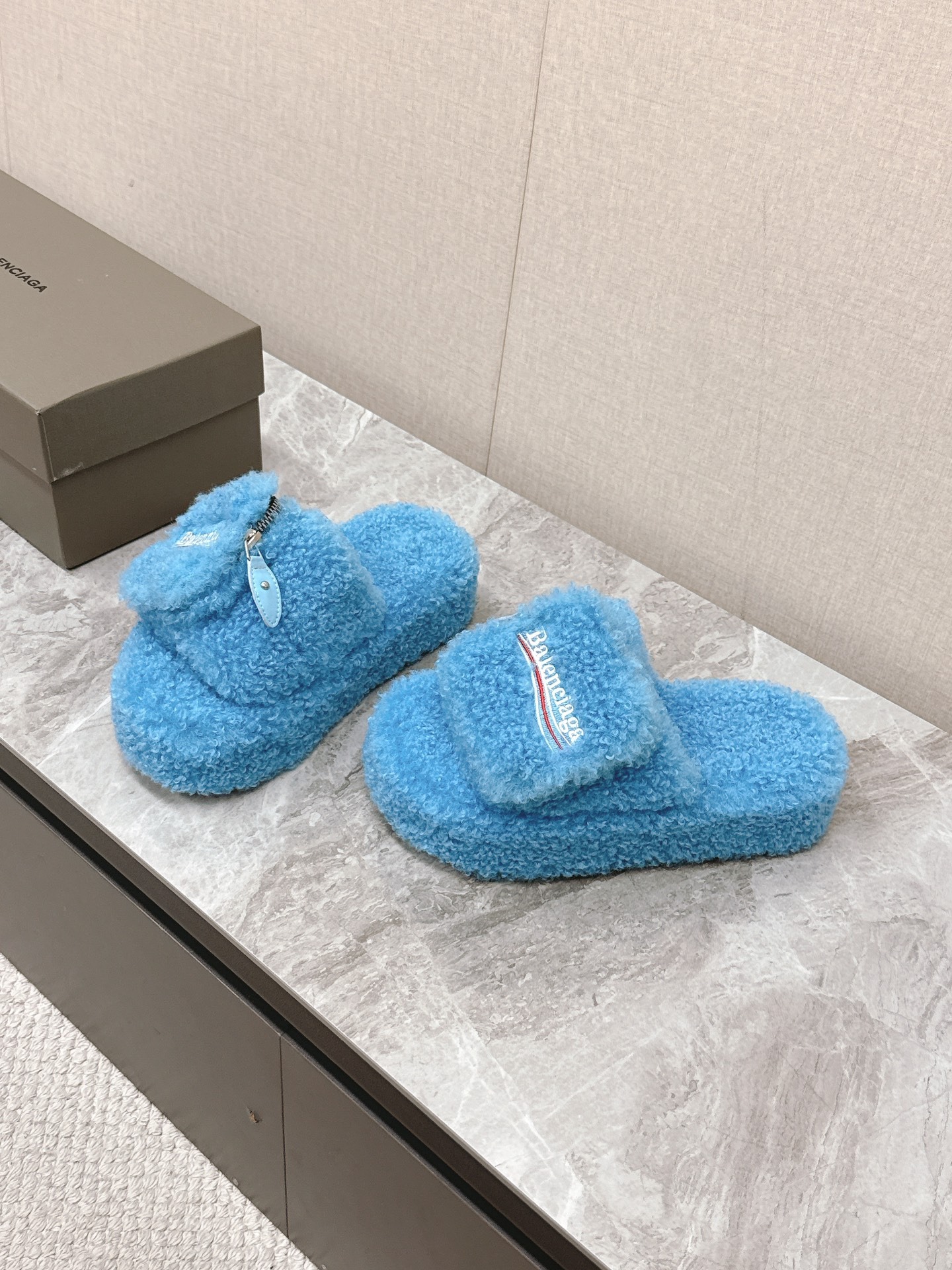 발렌시아가 신상 털 슬리퍼