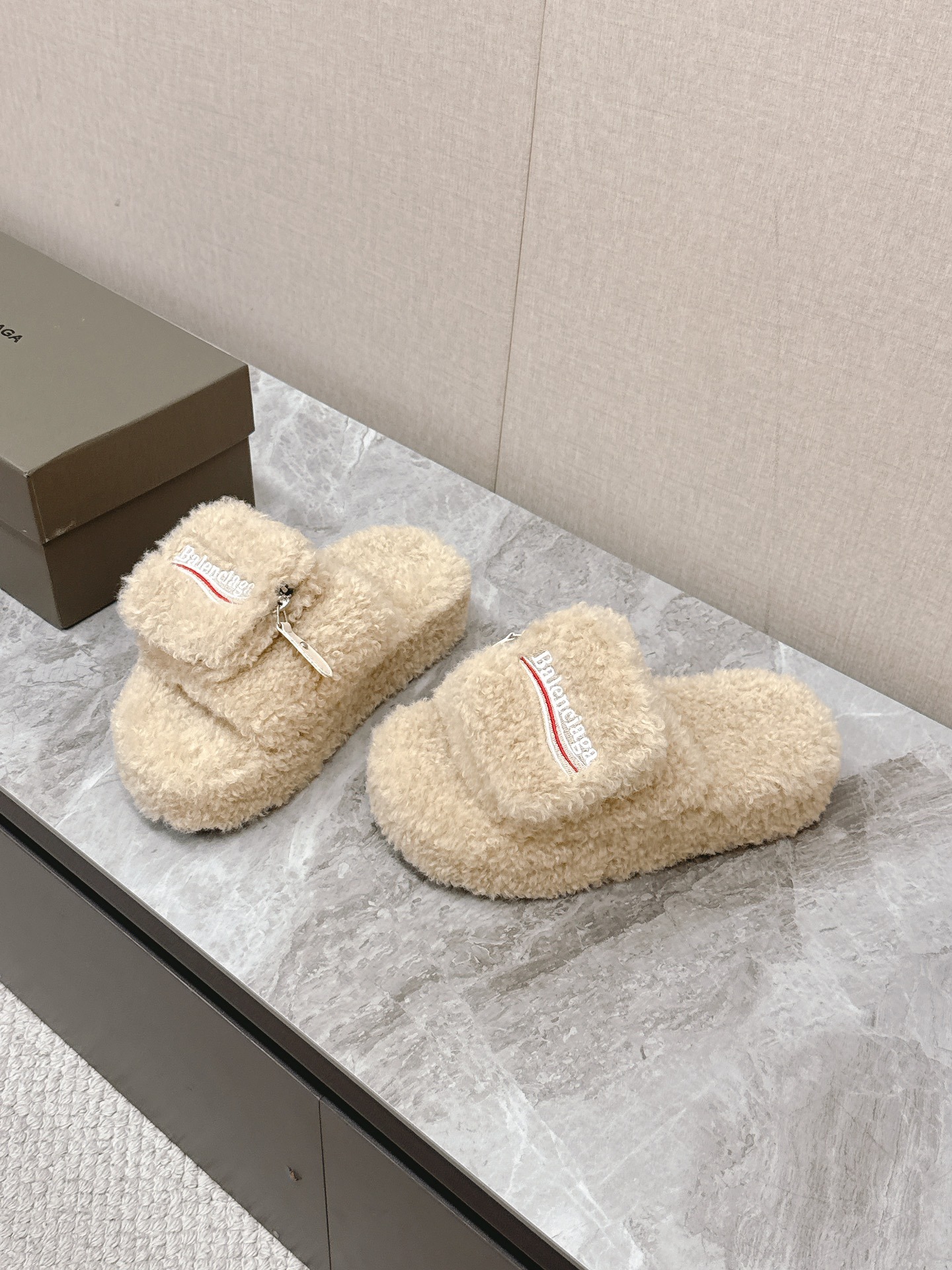 발렌시아가 신상 털 슬리퍼