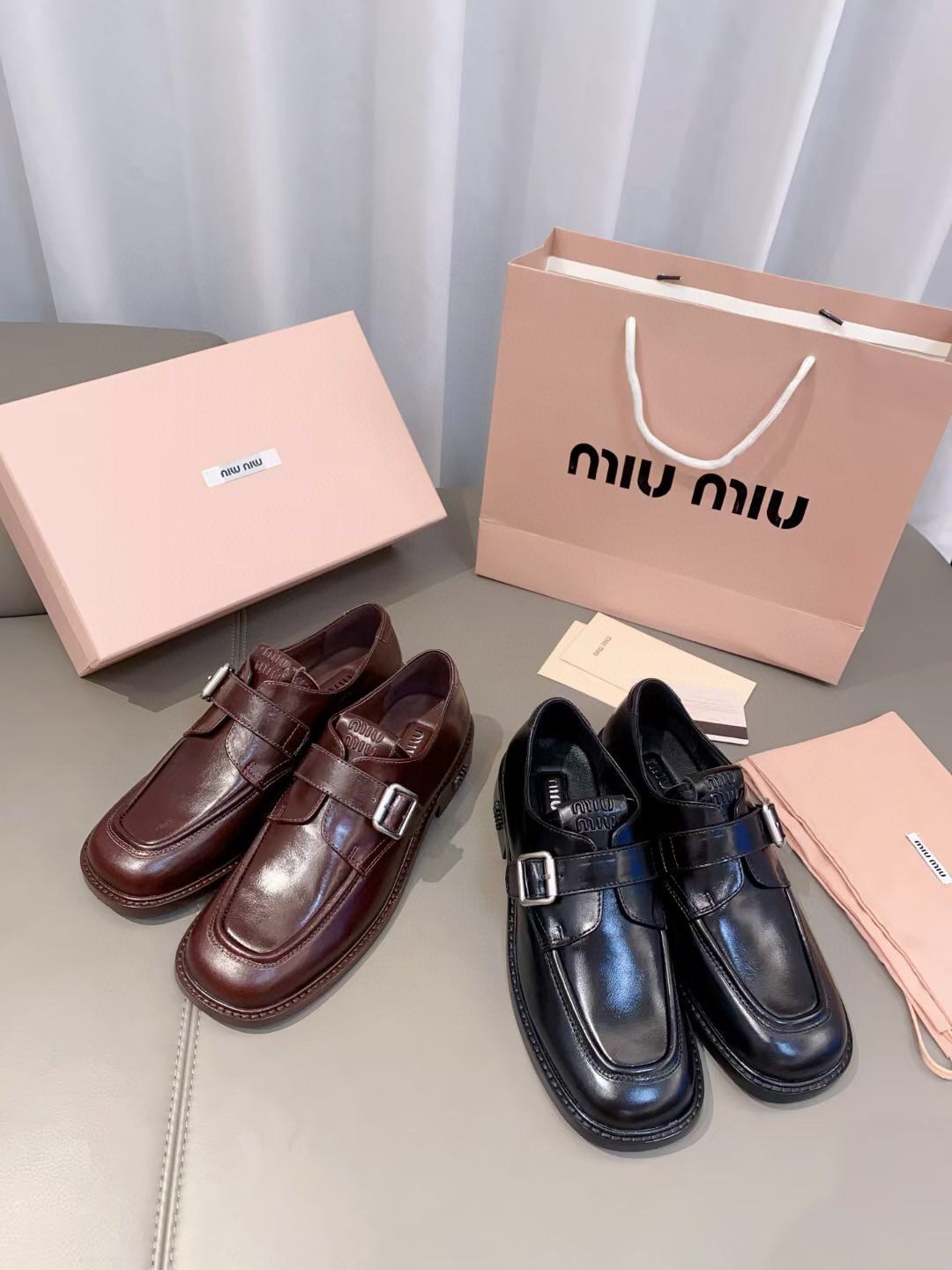 미우미우 25ss 봄여름 버클 가죽 스니커즈