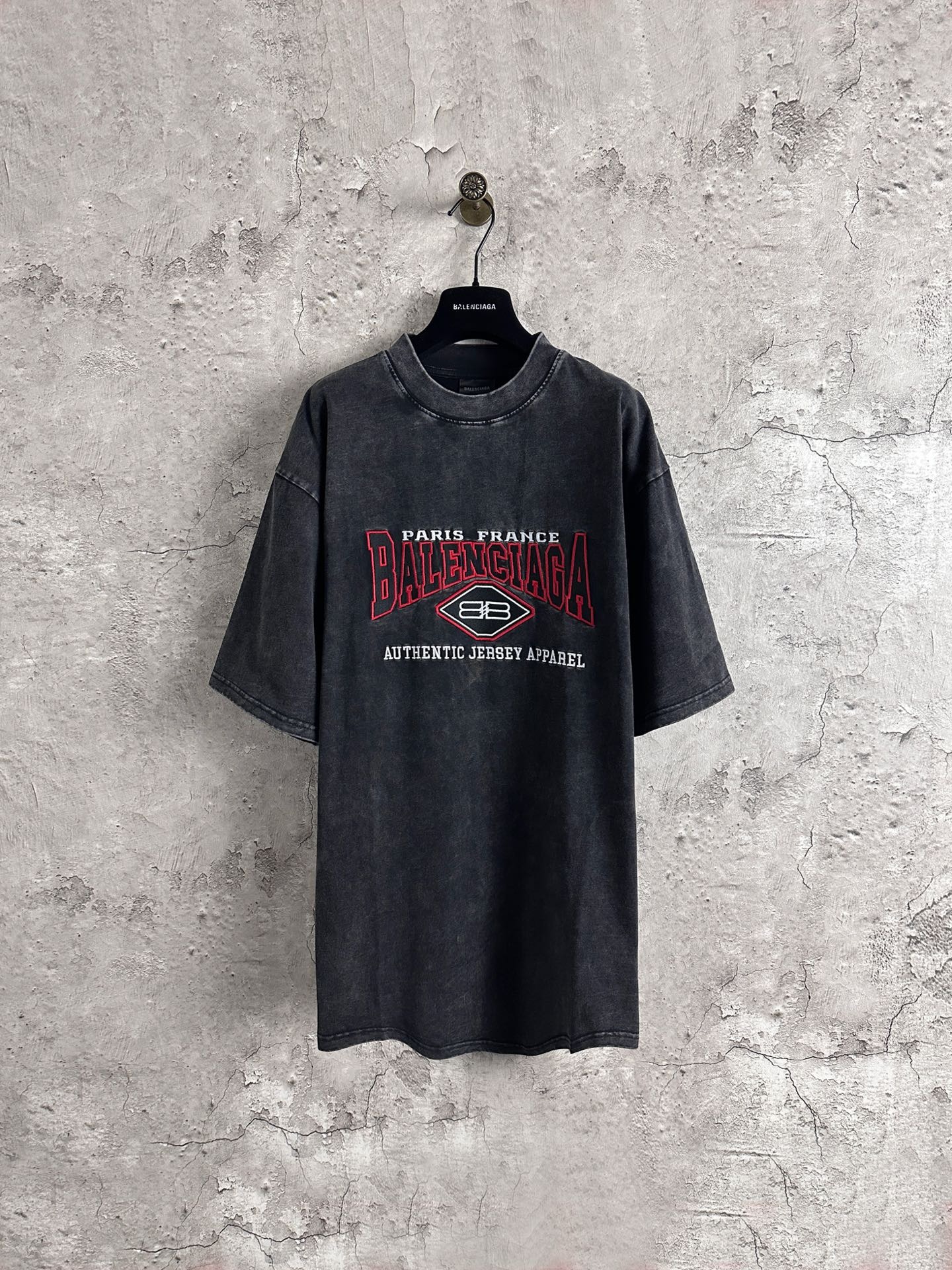 발렌시아가 레드 슬로건 자수 티셔츠