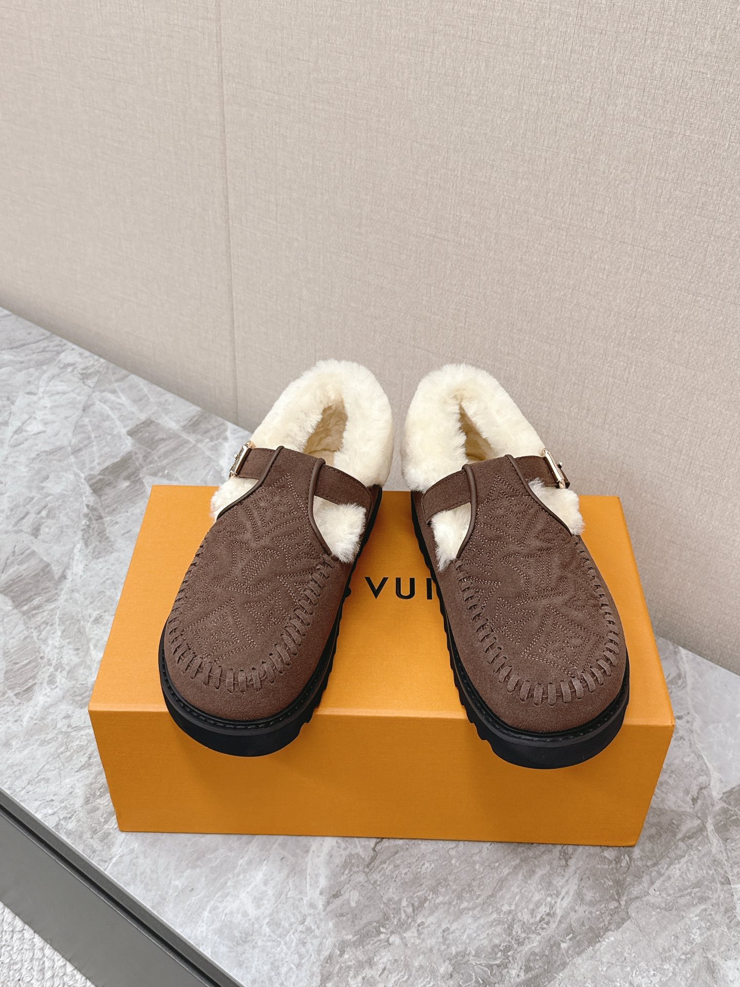 루이비통 신상 순양털 통굽 슬리퍼