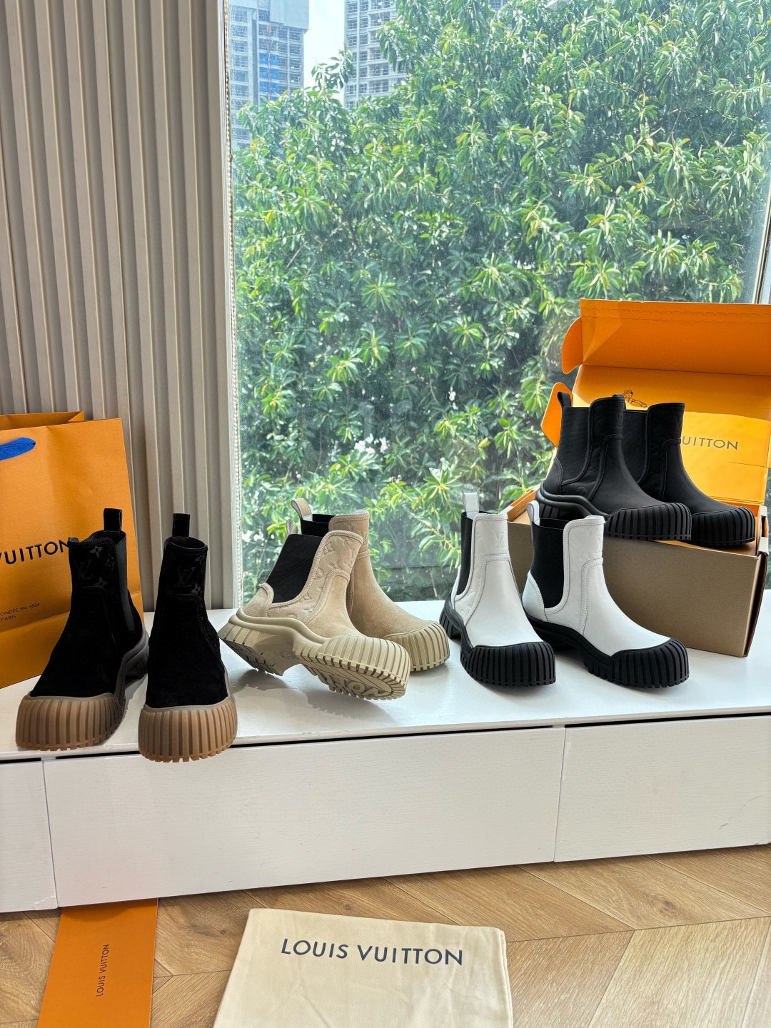 루이비통 Archlight 클래식 플라워 통굽 부츠