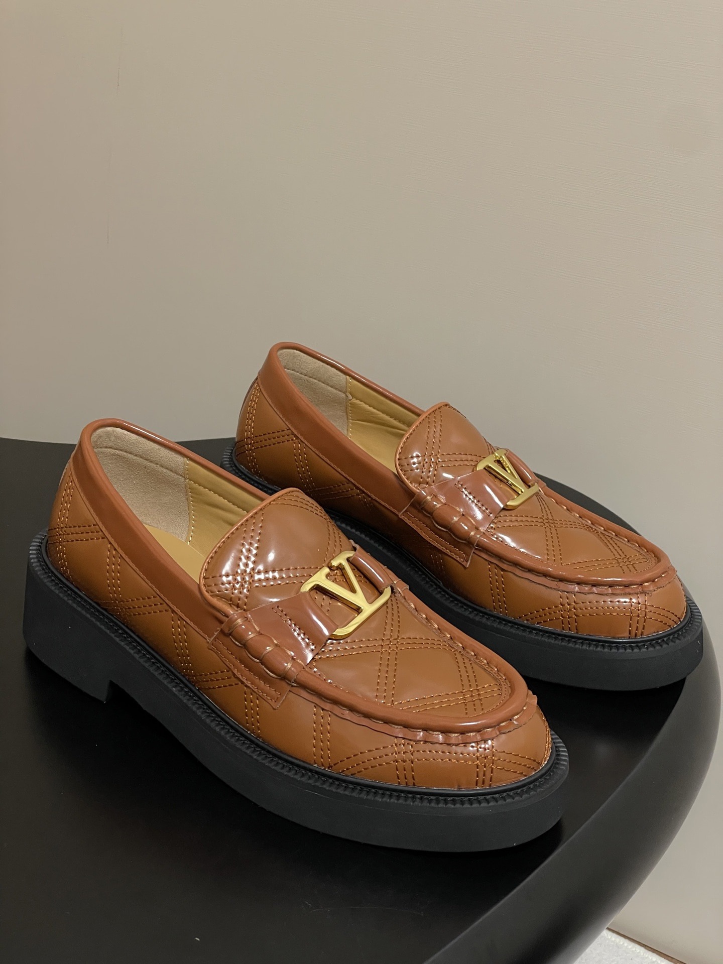 발렌티노 25 F/W 신상 메탈V버클 로퍼