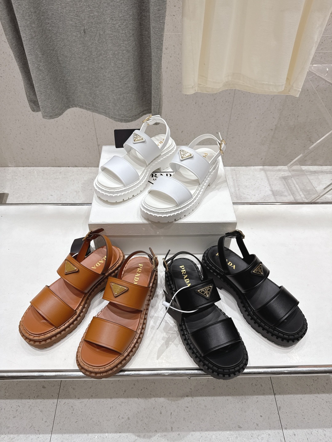프라다 2025ss 여름 신상 빈티지 비치 통굽 샌들