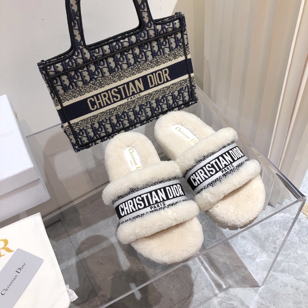 디올 신상 자수 슬리퍼