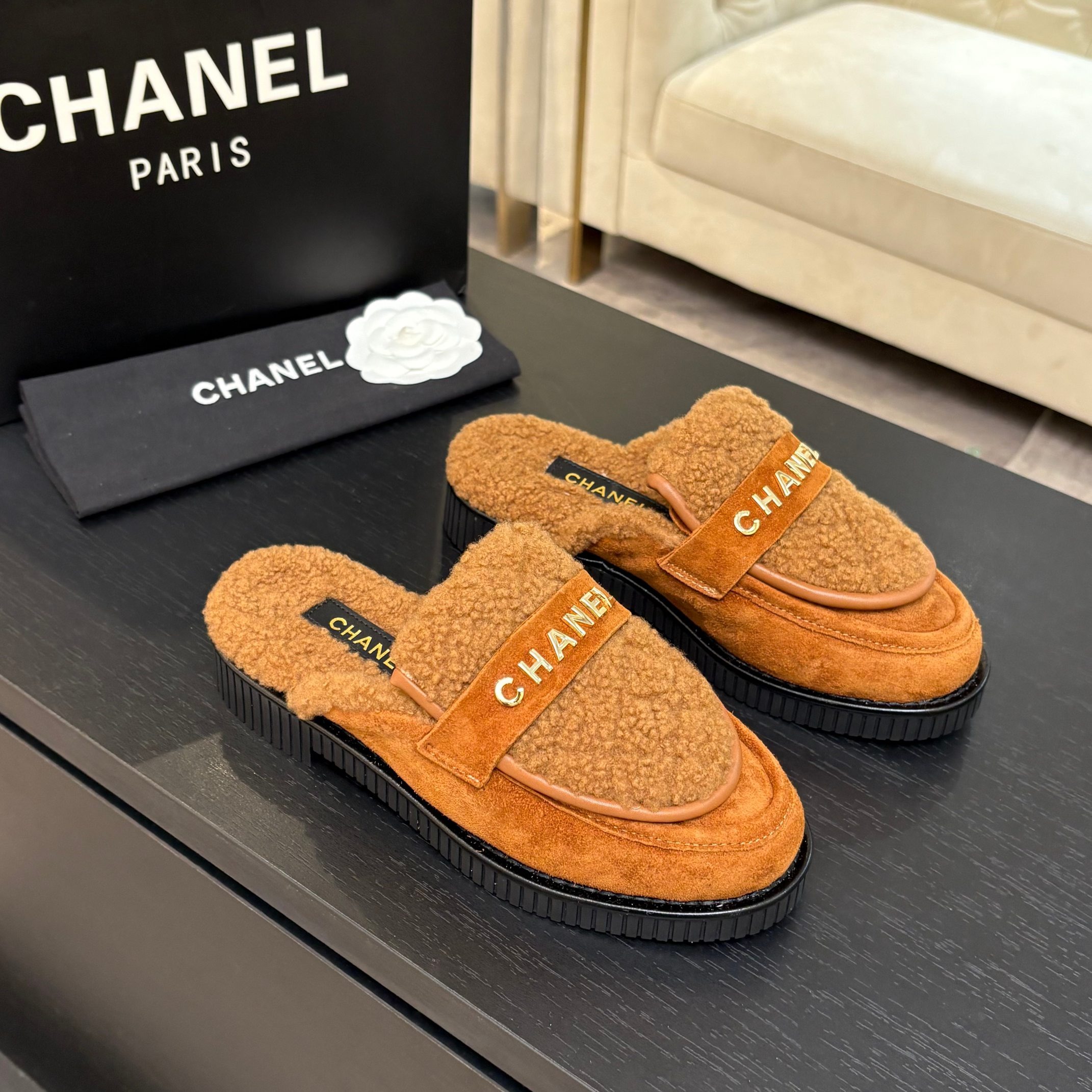 샤넬 25K 신상 양털 세미슬리퍼