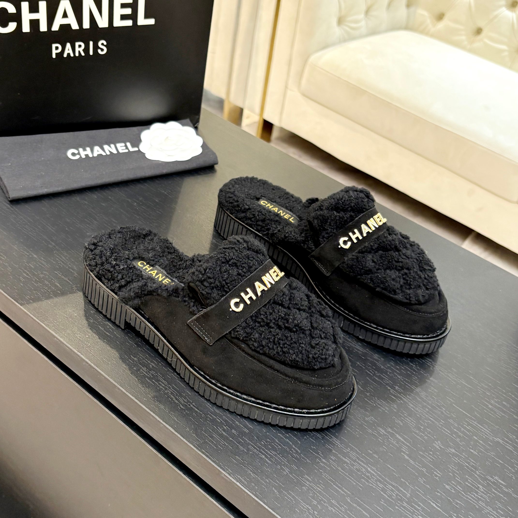 샤넬 25K 신상 양털 세미슬리퍼