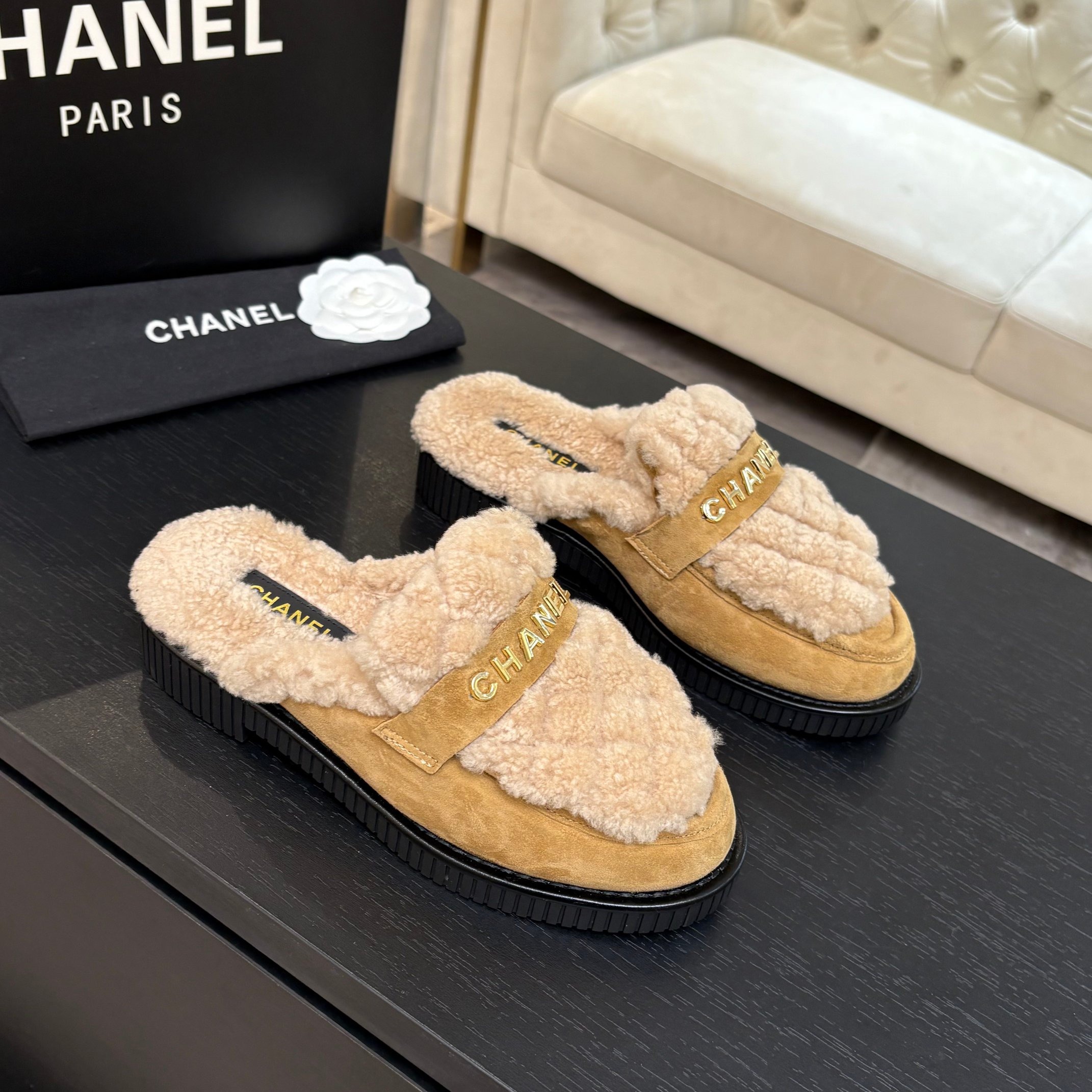 샤넬 25K 신상 양털 세미슬리퍼