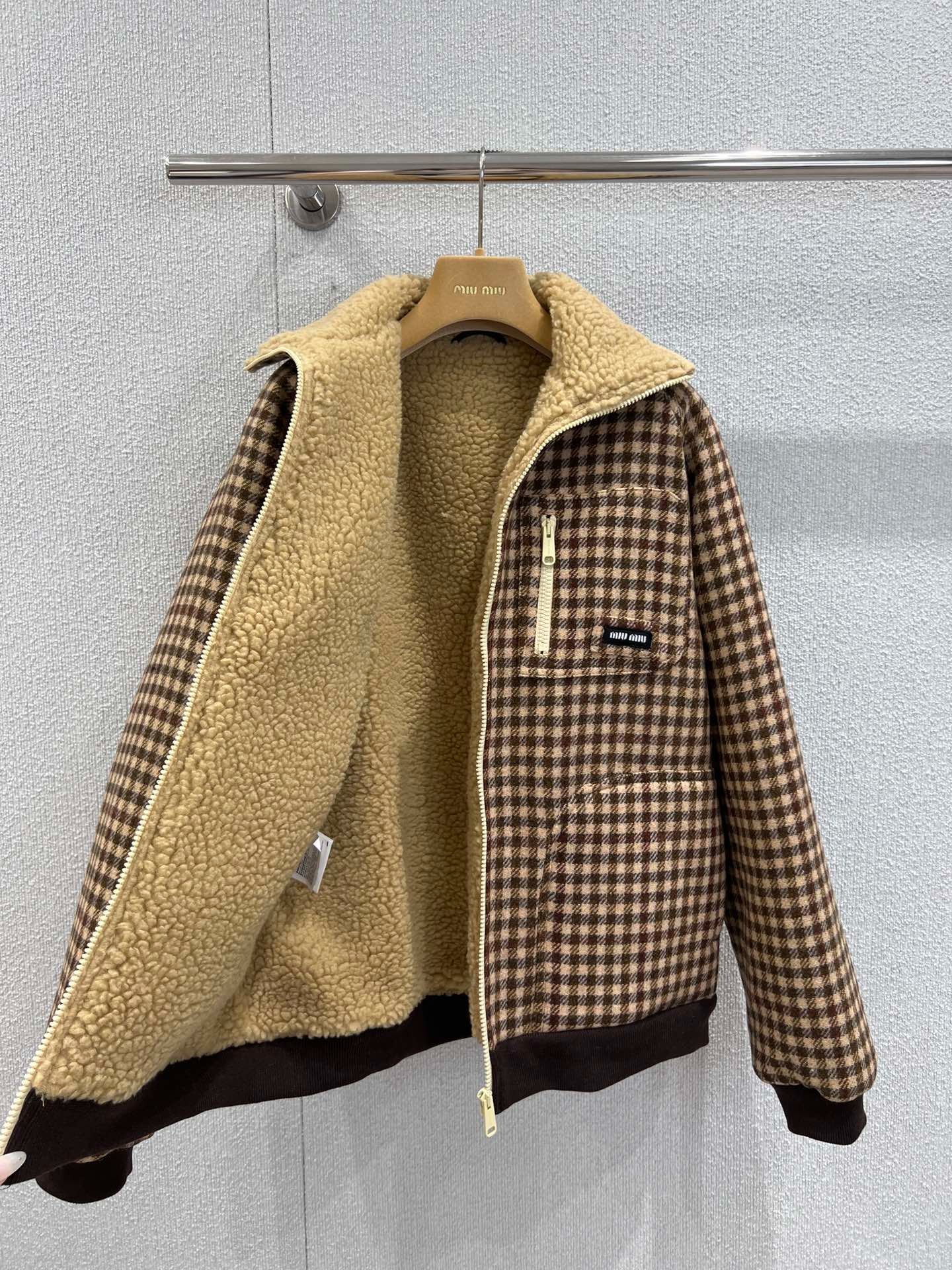 미우미우 25FW 신상 하운드투스 체크 패딩 점퍼